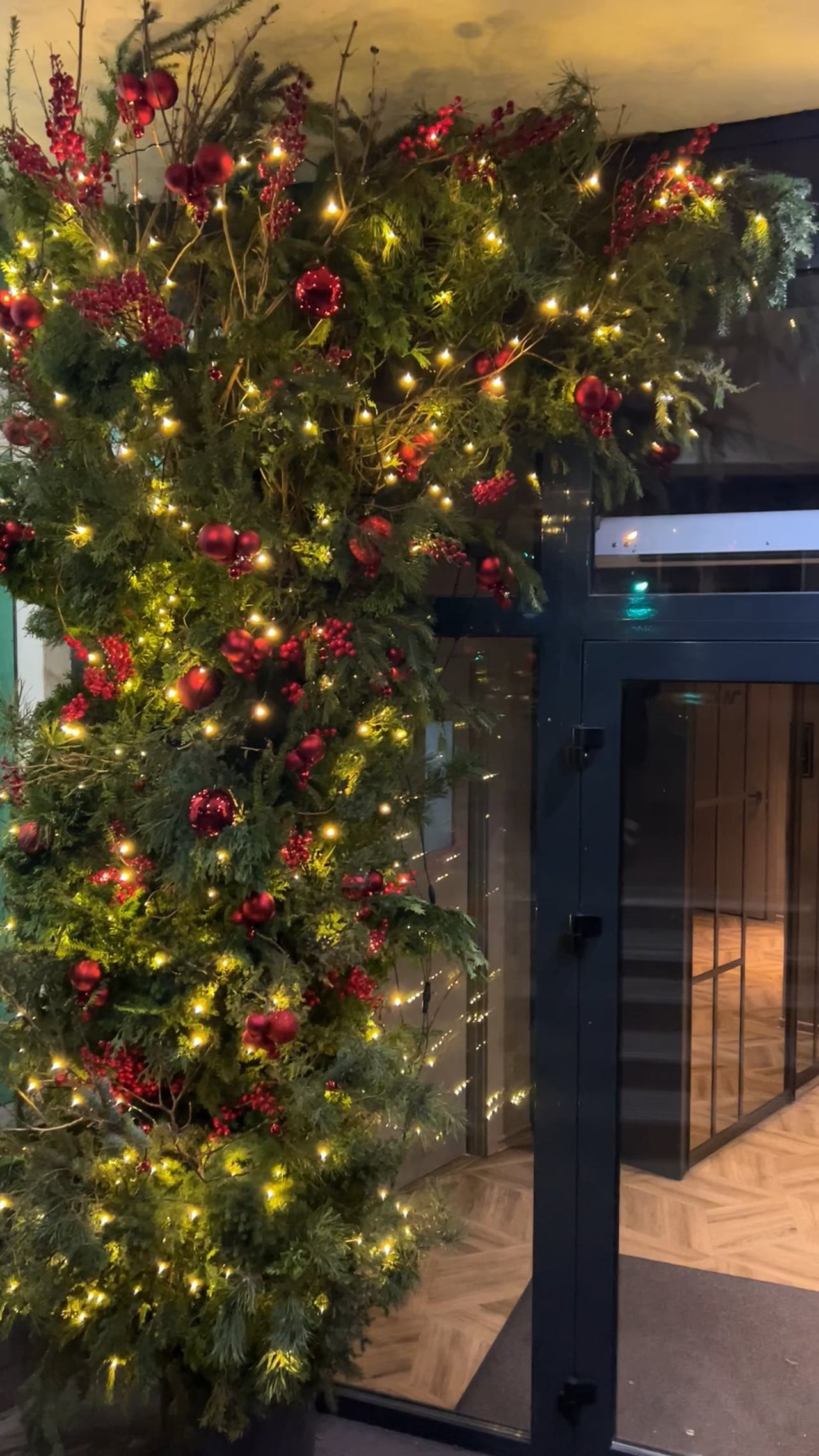 Декоратор в Минске Алёна Шевелёва. Оформление входных групп осень/зима. Декор заведений