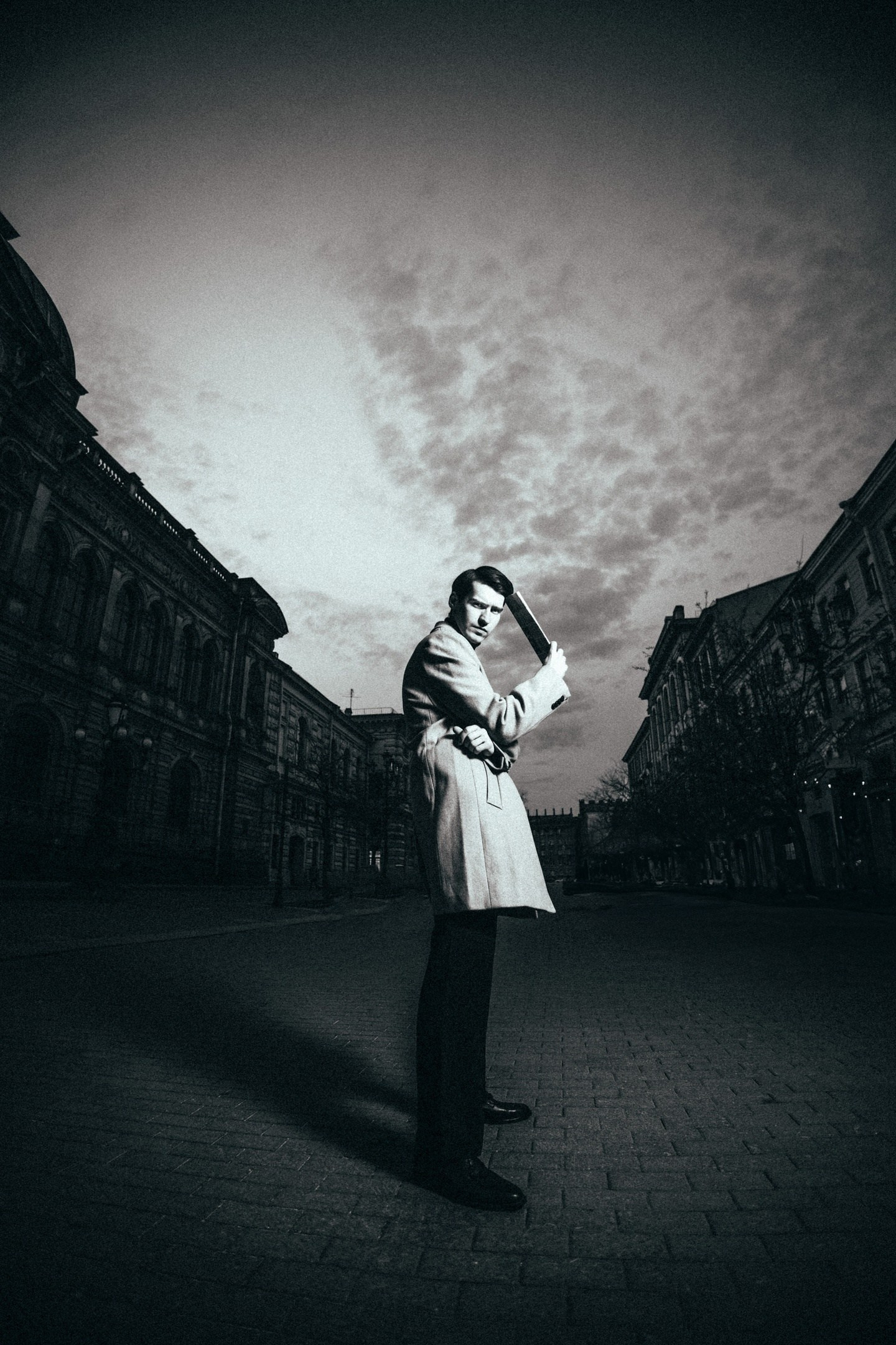 Игра с силуэтом и тенью в фотосессии, минималистичная черно-белая фотография