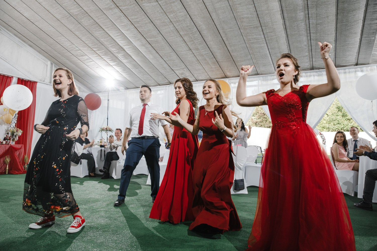 Веселье на празднике: гости танцуют и вовлечены в общую атмосферу свадьбы.