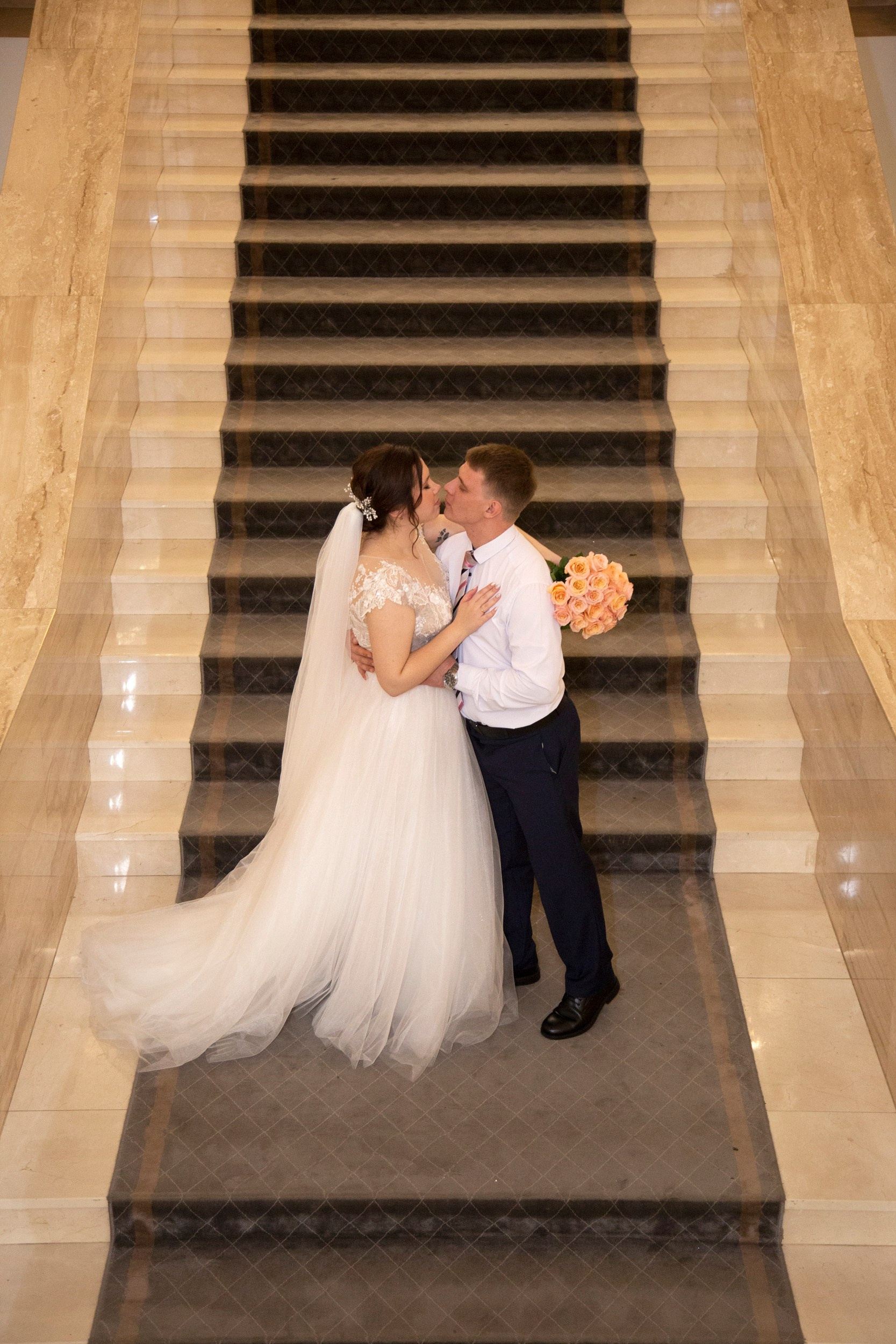 Свадебная фотосессия Андрея и Алины в Савеловском ЗАГСе. Фотосессия в студии в Москве от профессионального фотографа услуги по доступным ценам