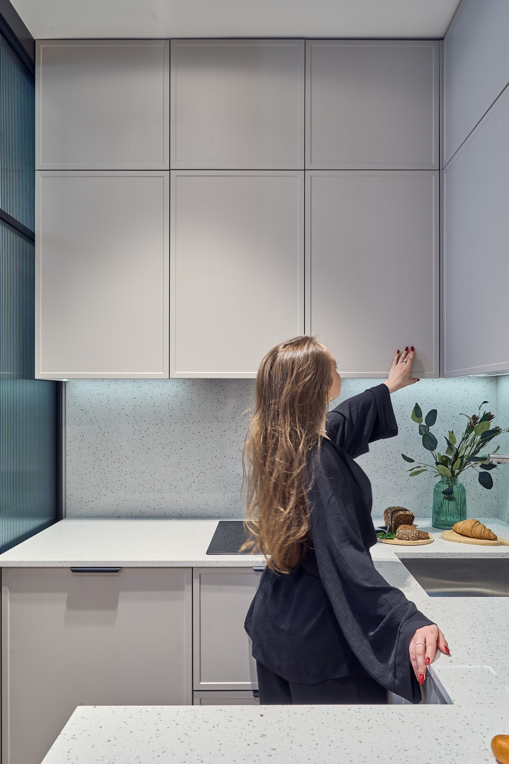 Интерьерный фотограф создаёт качественные кадры в светлых апартаментах