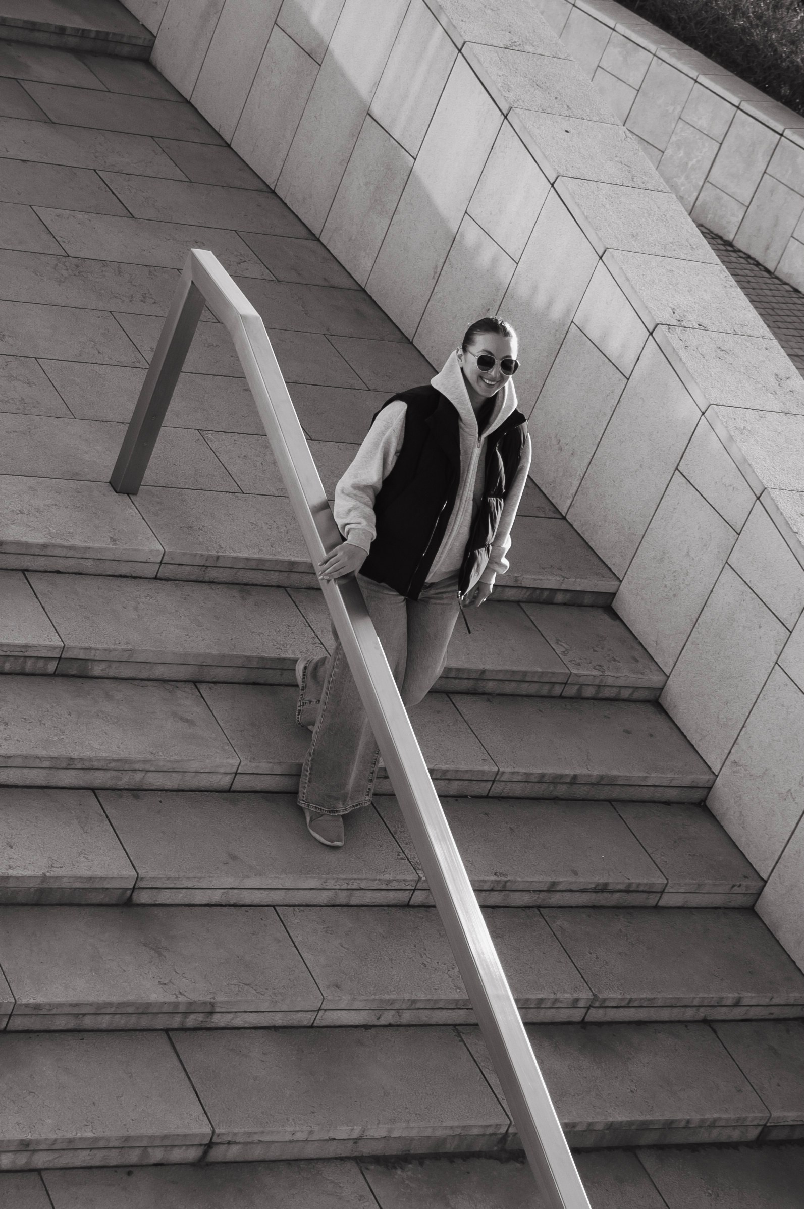 Девушка спускается по лестнице, черно-белая фотография