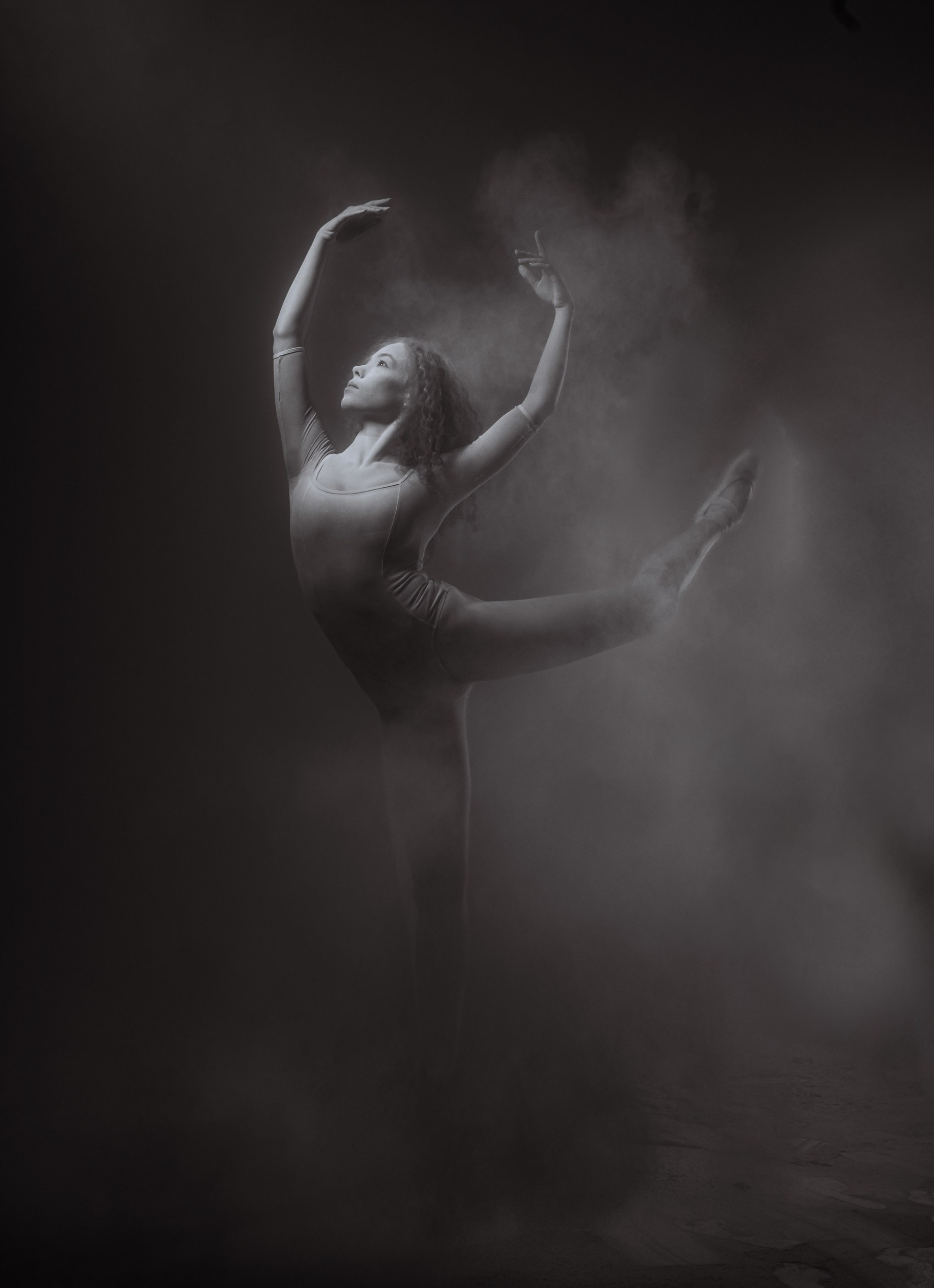 Балерина в классической позе. Съемка с тальком, студийный портрет в полный рост, вспышка, фон, подчёркивающий линию тела