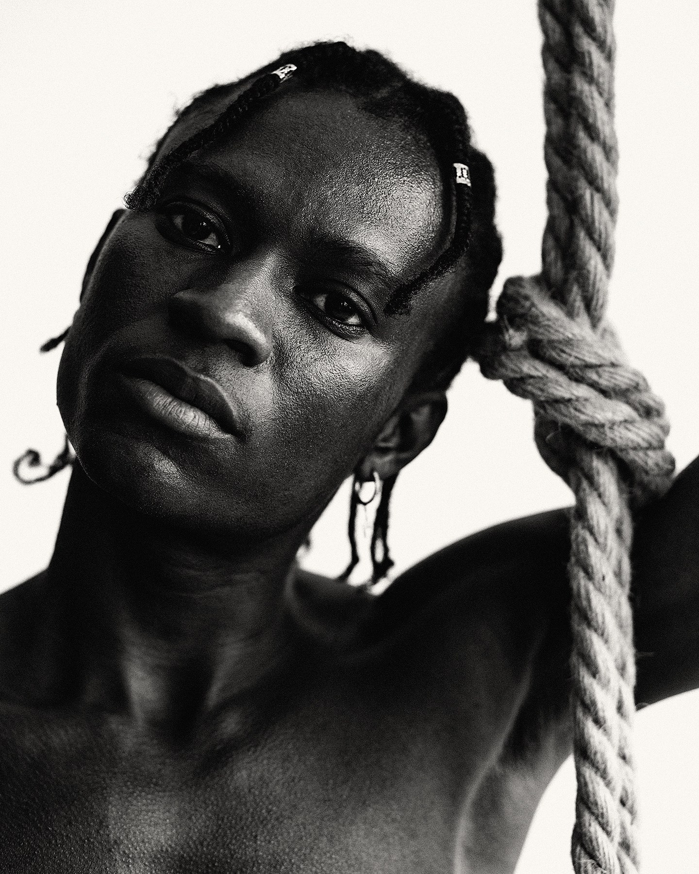 Съемка темнокожей модели с канатом в фотостудии, темнокожий мужчина позирует с веревкой Казань