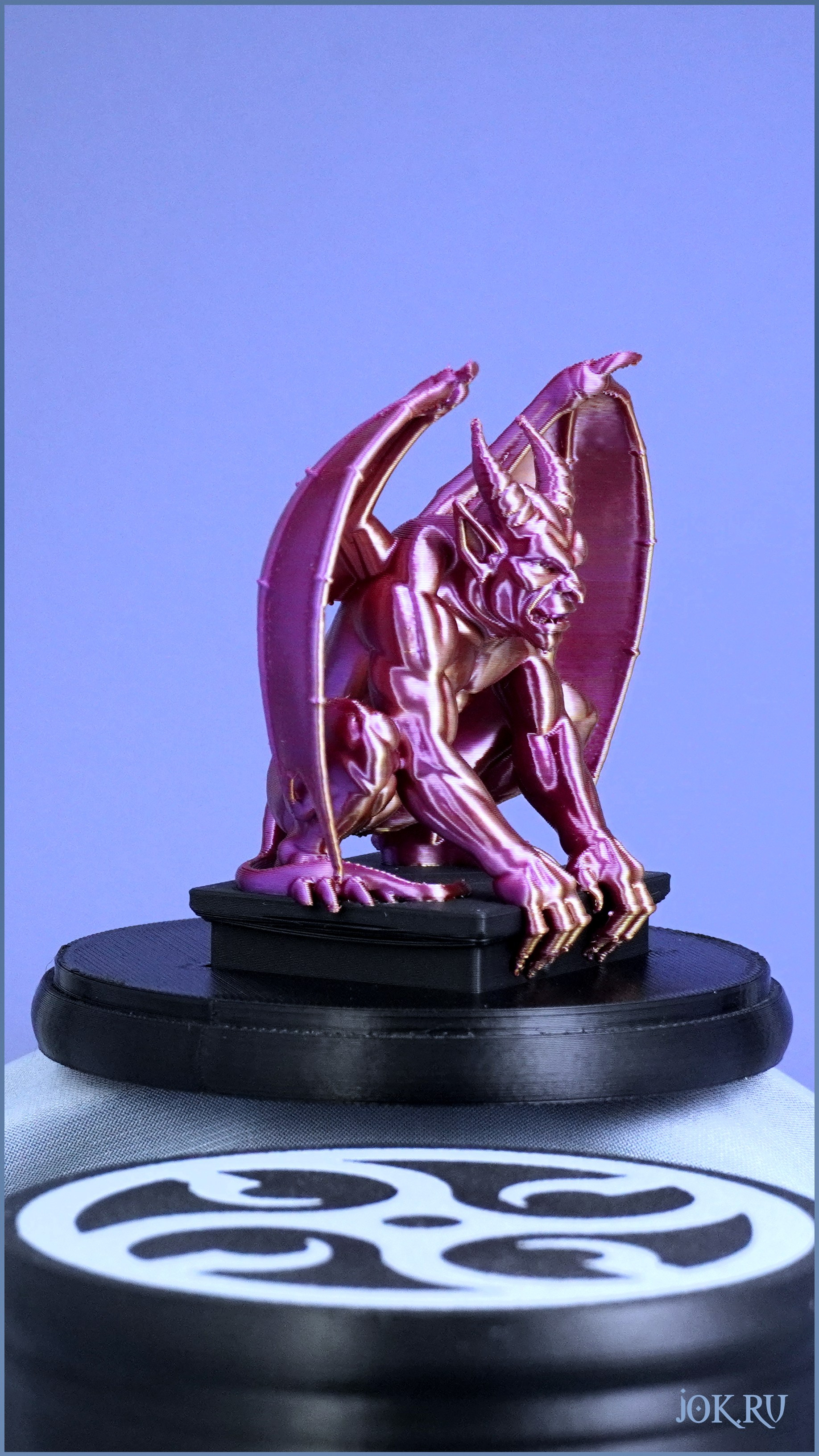 3D‑печатный сувенир для магазина: яркая миниатюра с эффектом градиента.