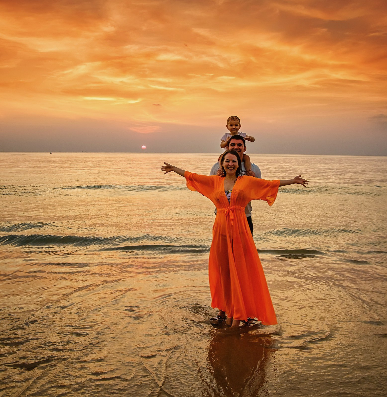 Семейная фотосессия фотограф на Пхукете цена стоимость заказать описание услуг фотосъёмка пляж отель экскурсия красивые места примеры фото позы идея забронировать фотосессию море пляж ката Карон Найхарн Патонг Майкао ката ной Найтон Панва Phuket Patong Naiharn kata karon Mai Khao Nai Thon Beach
