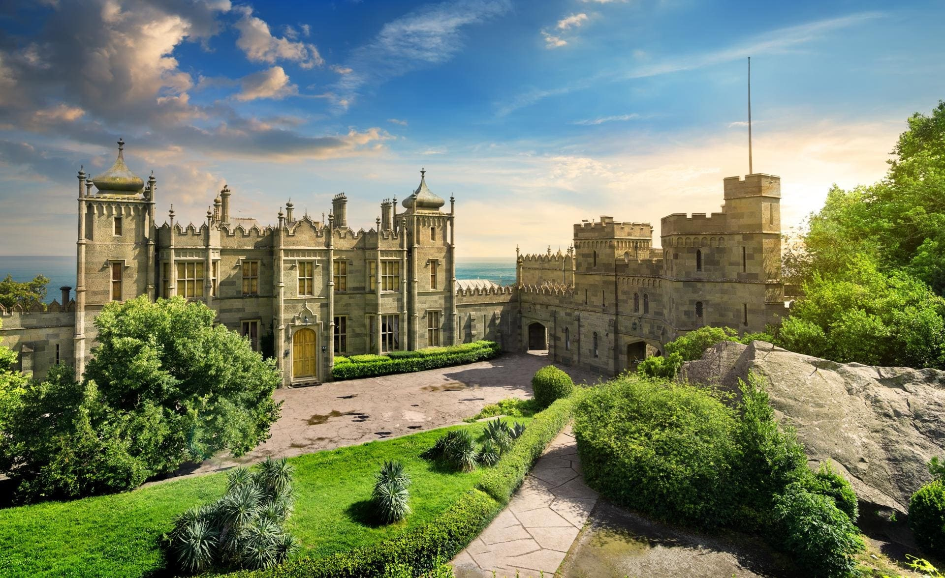 Локации для фотосессии в Ялте. Профессиональная фотосъемка в Крыму. Натуральные эмоции и живые кадры. Забронируйте дату прямо сейчас!