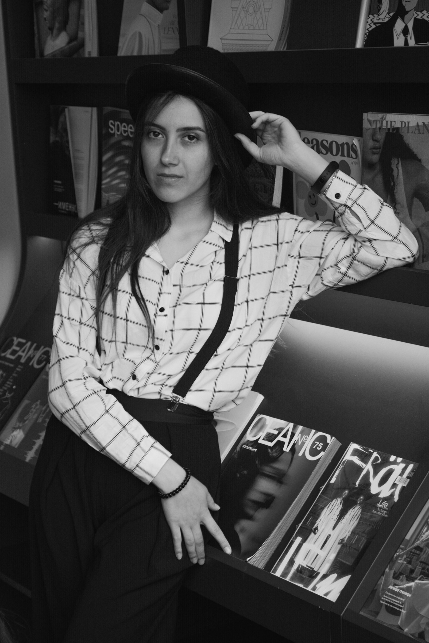 Женский черно-белый портрет в библиотеке