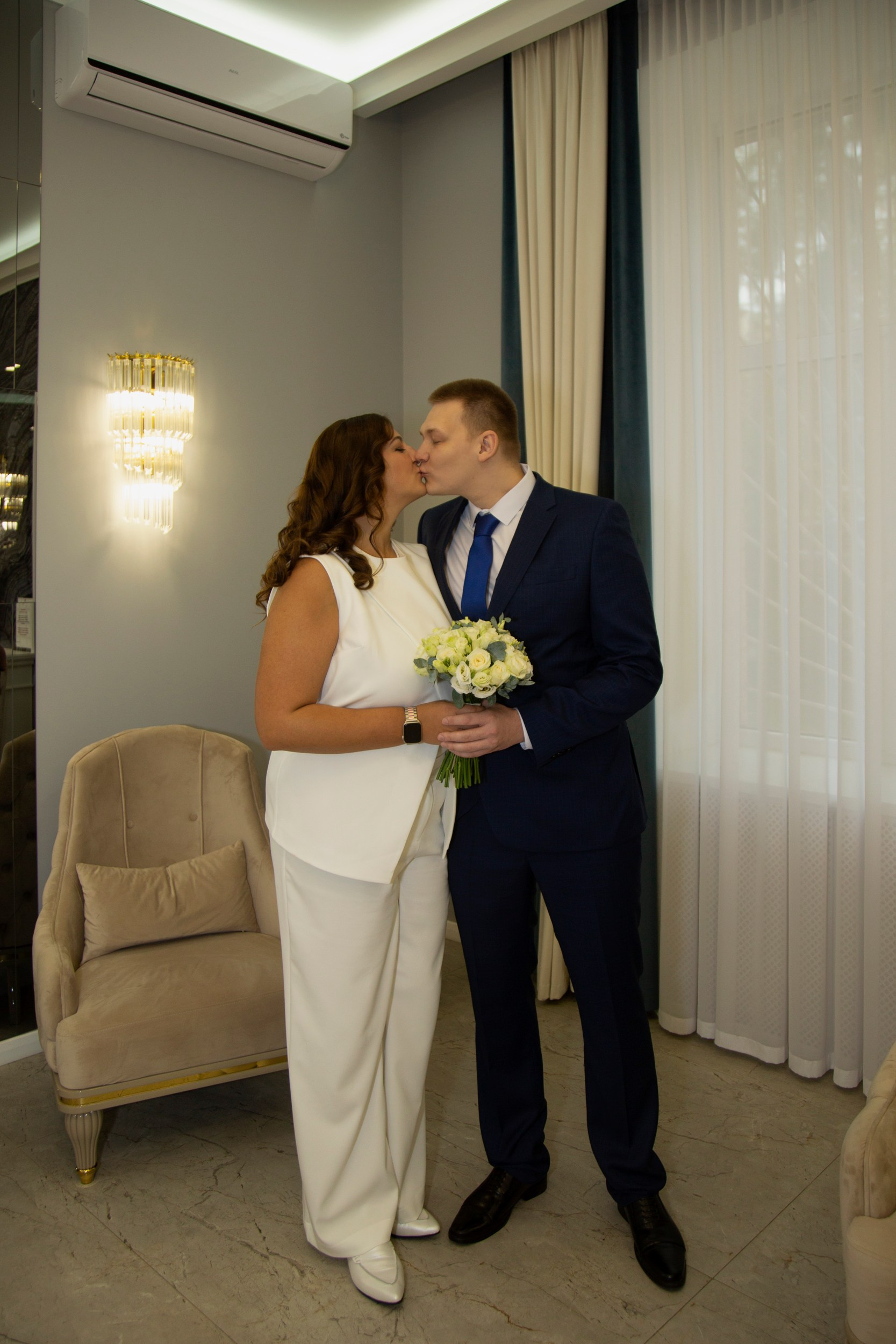 Свадебная фотосессия во Дворце бракосочетания 3 в Москве для Рафаэля и Анны. Фотосессия в студии в Москве от профессионального фотографа услуги по доступным ценам