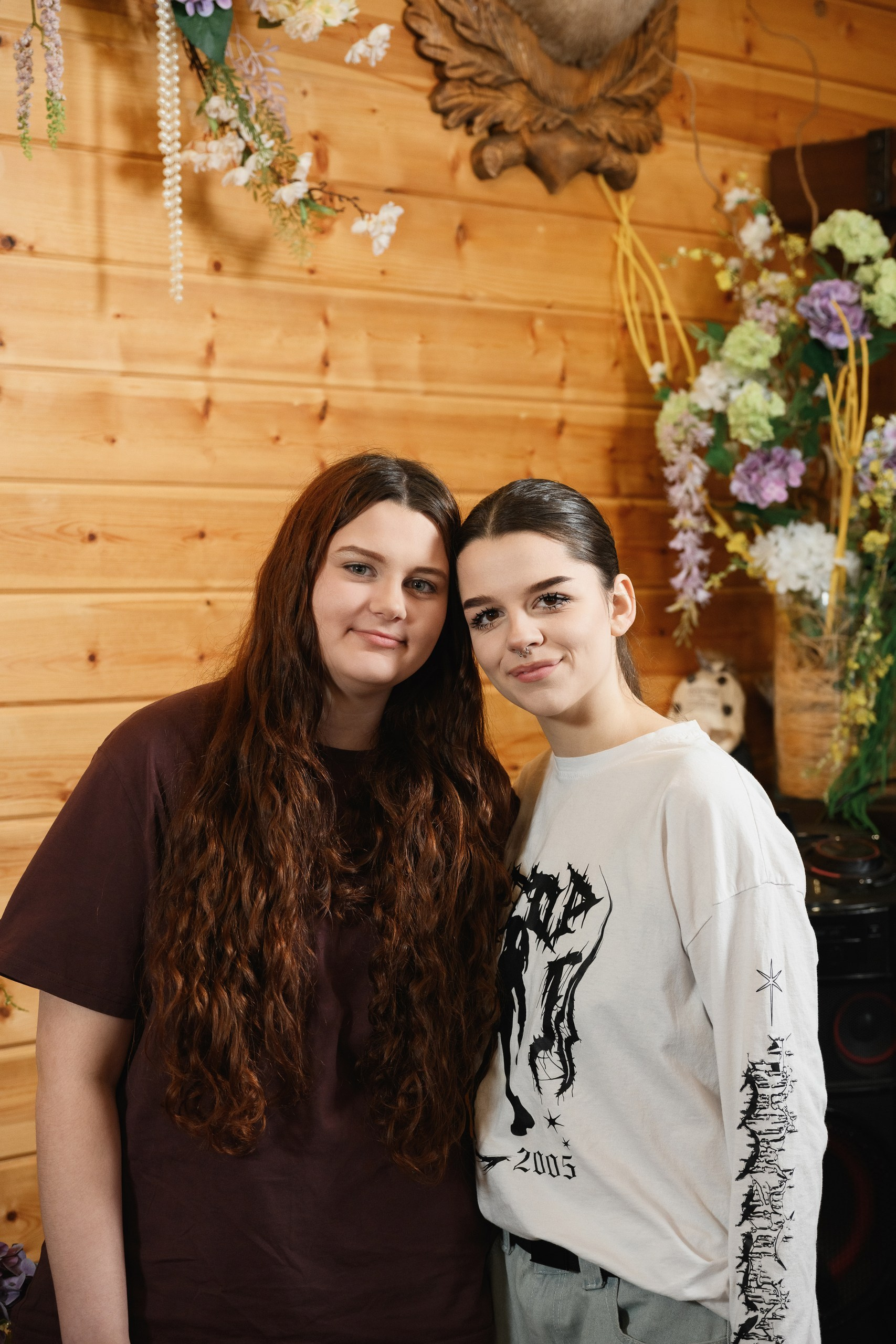 Портрет двух молодых девушек в тёплом деревянном интерьере, естественный свет и реалистичная обработка, Петропавловск-Камчатский.