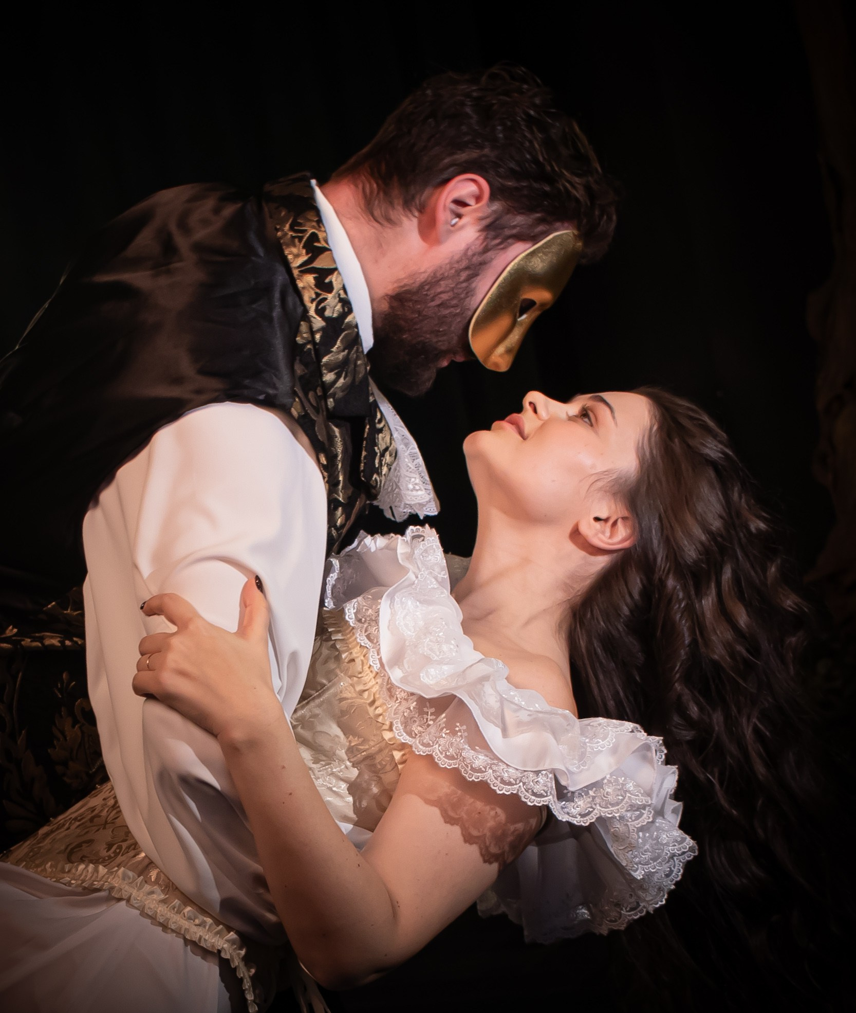 Пара в танцевальной позе в маске, постановочная Love Story в стиле Призрак Оперы, фотограф Карасёва Елена