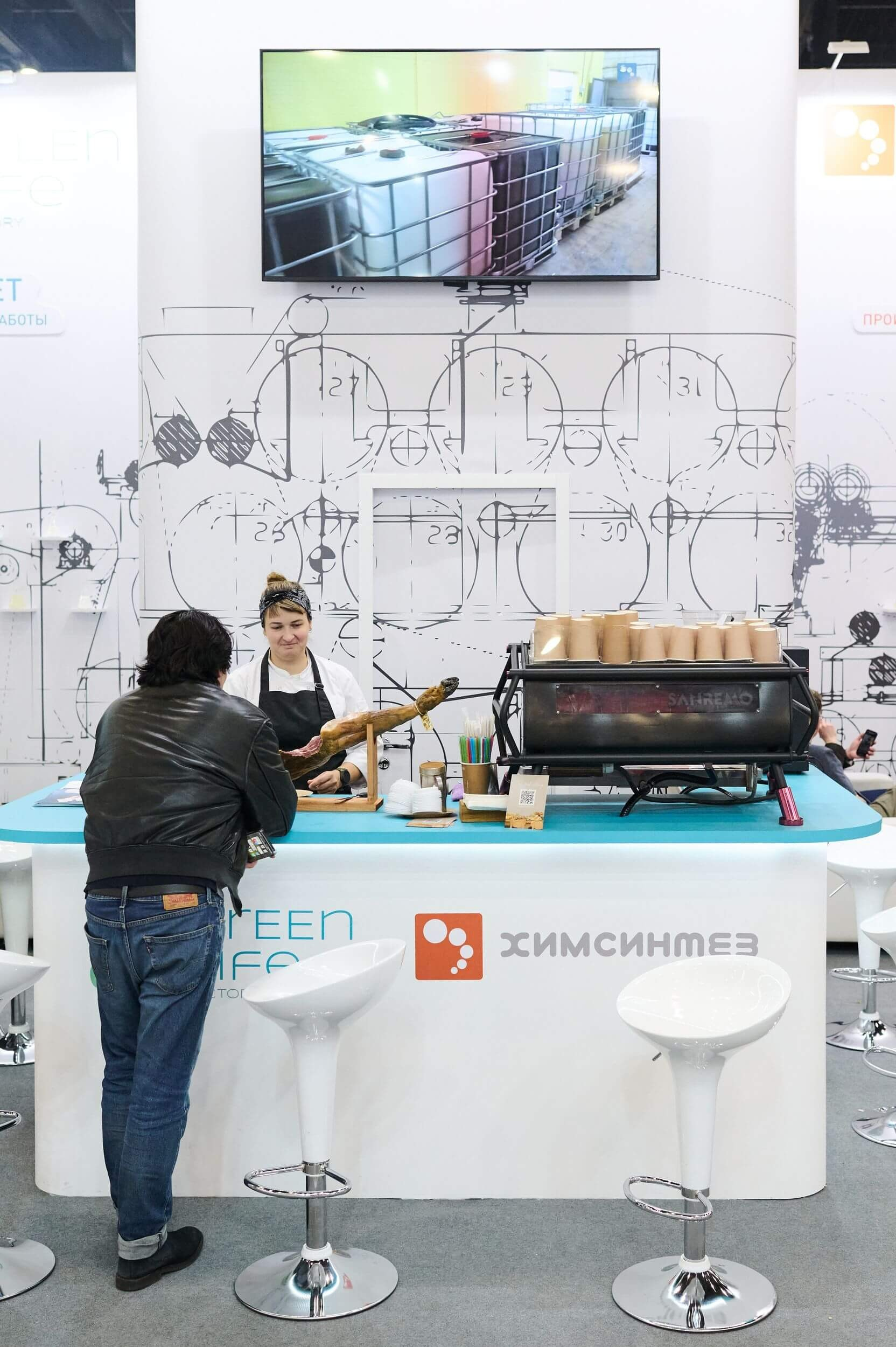 41. Стенд компании Химсинтез, Green Life: девушка угощает посетителей хамоном и кофе.