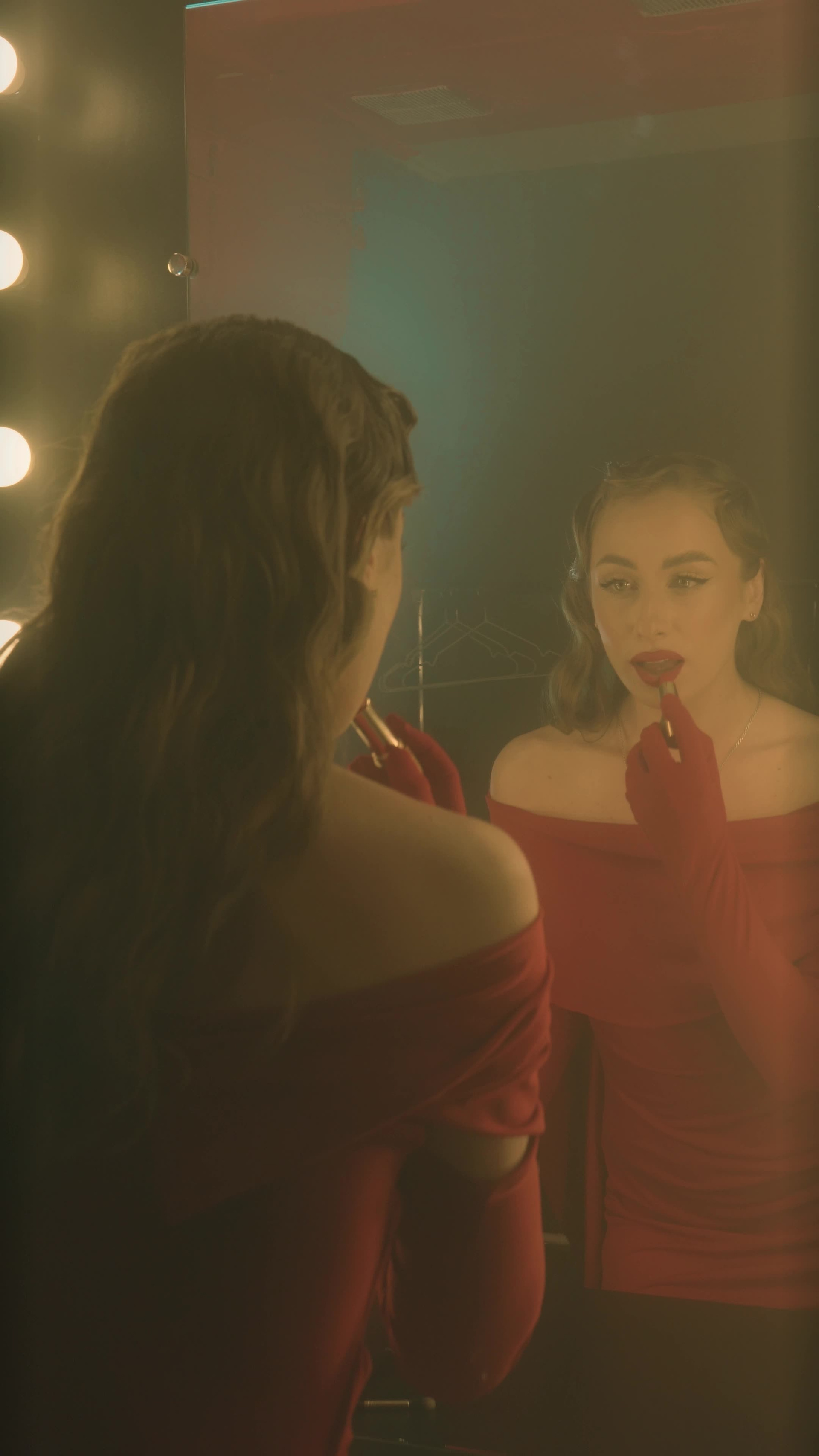 Деревянный макинтош. ДОНЕЦКИЙ НОВЫЙ ТЕАТР