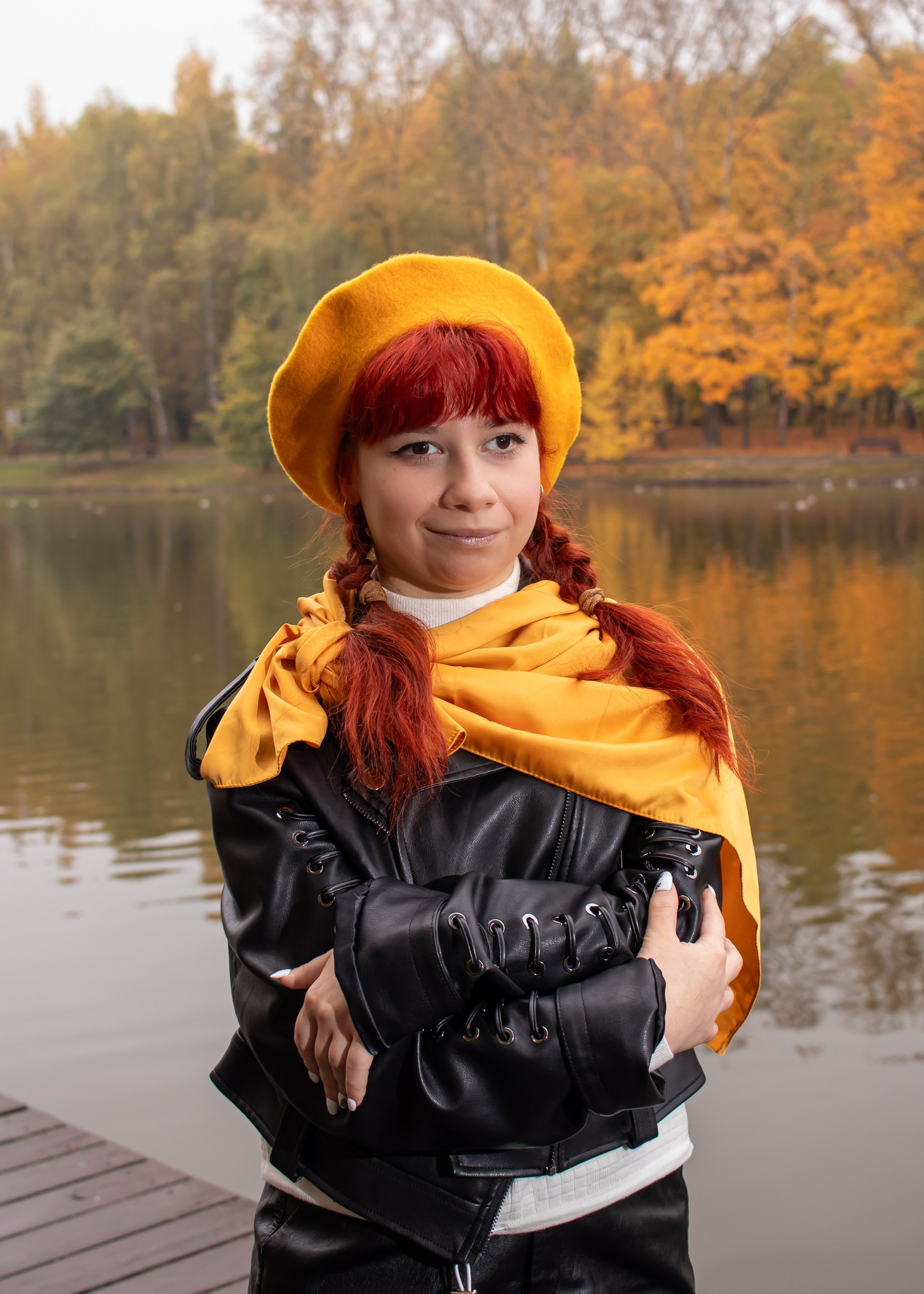 Девушка с жёлтым беретом и шарфом у озера — атмосферная съёмка, фотограф Карасёва Елена