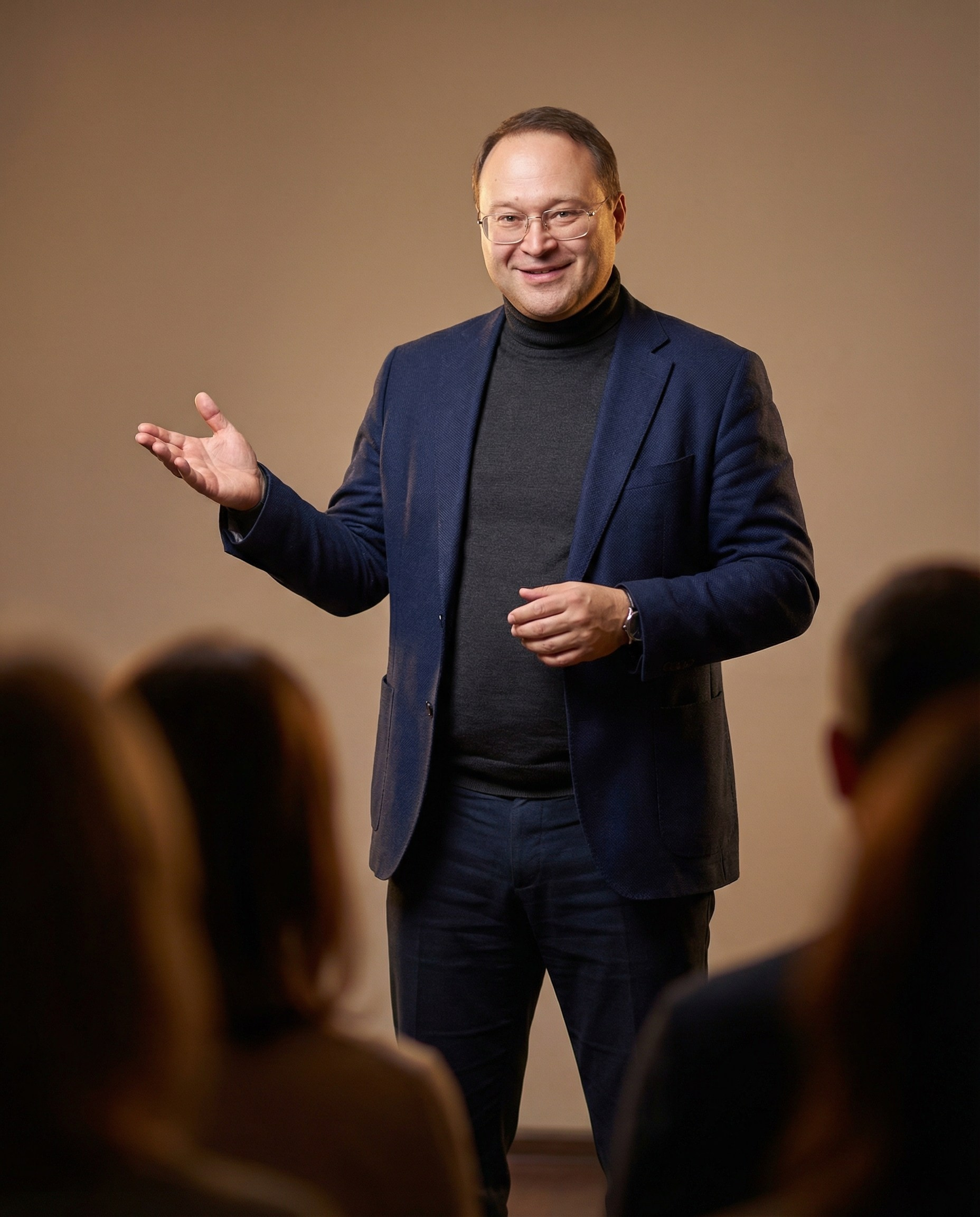 Деловая фотосессия для коуча и эксперта — портрет во время выступления для личного бренда, публикаций и соцсетей