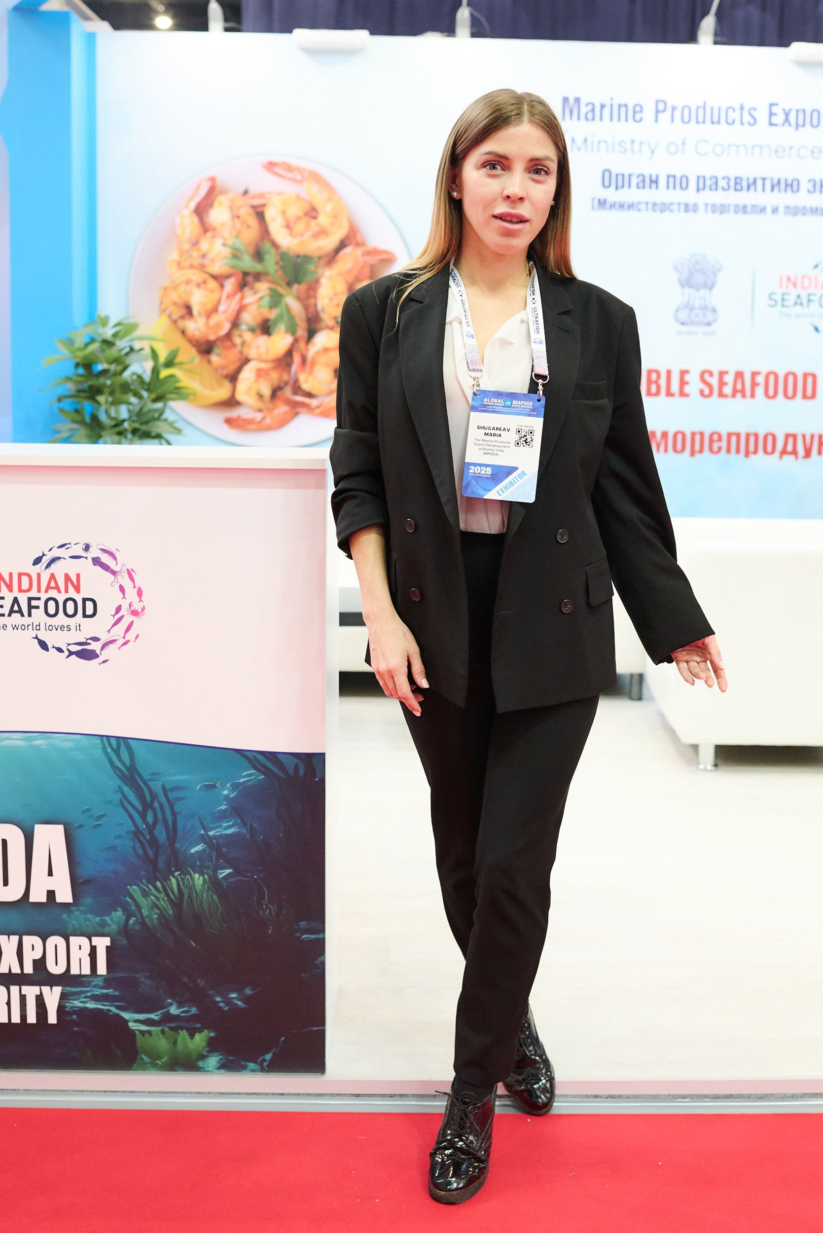 Представитель стенда «Indian Seafood» позирует для репортажной съёмки на Seafood Expo Russia 2025. Выставка в КВЦ «Экспофорум», Санкт‑Петербург.