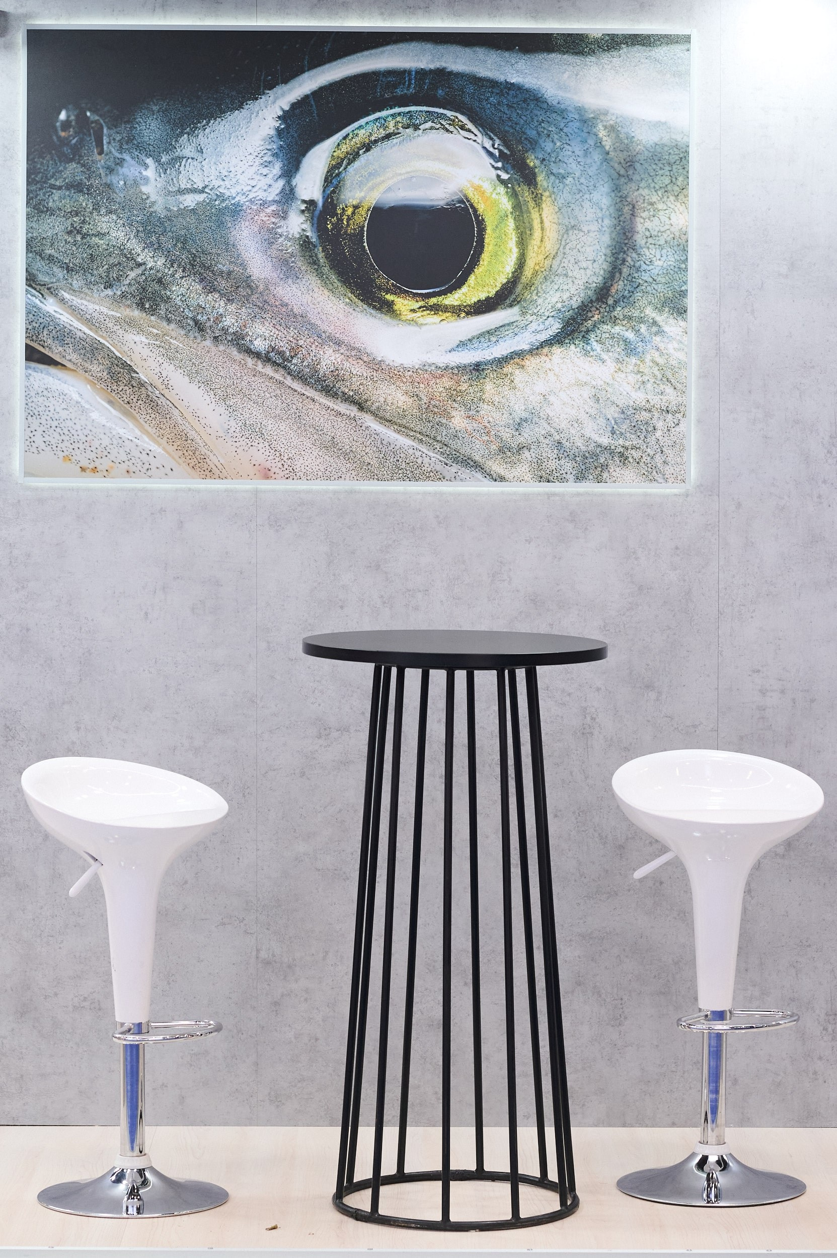 Композиция с картиной «Рыбий глаз», столом и двумя стульями на выставке Seafood Expo Russia 2025. Репортажная съёмка, Экспофорум, Санкт‑Петербург.