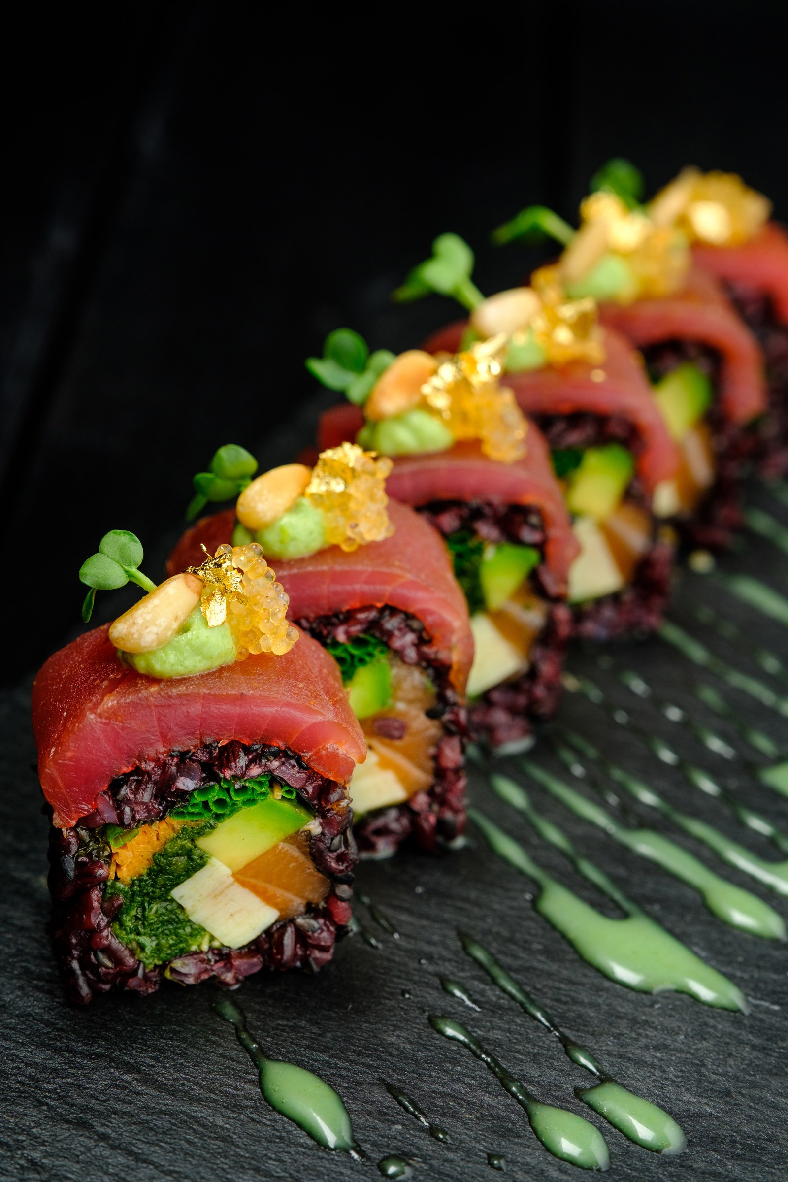 Фотография роллов на черном фоне