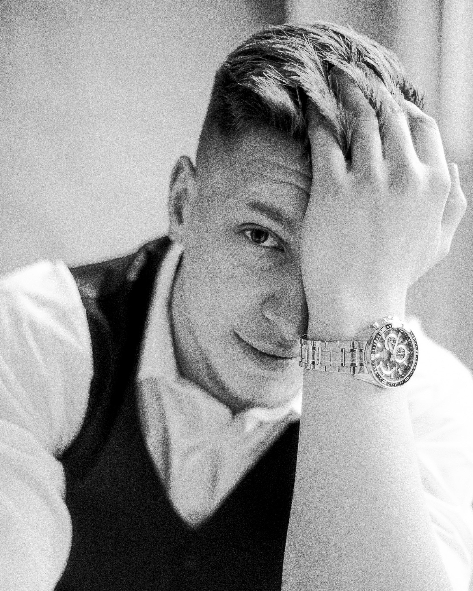 Фотограф Роман Романов — мужской черно-белый портрет в студии парня в рубашке и жилетке