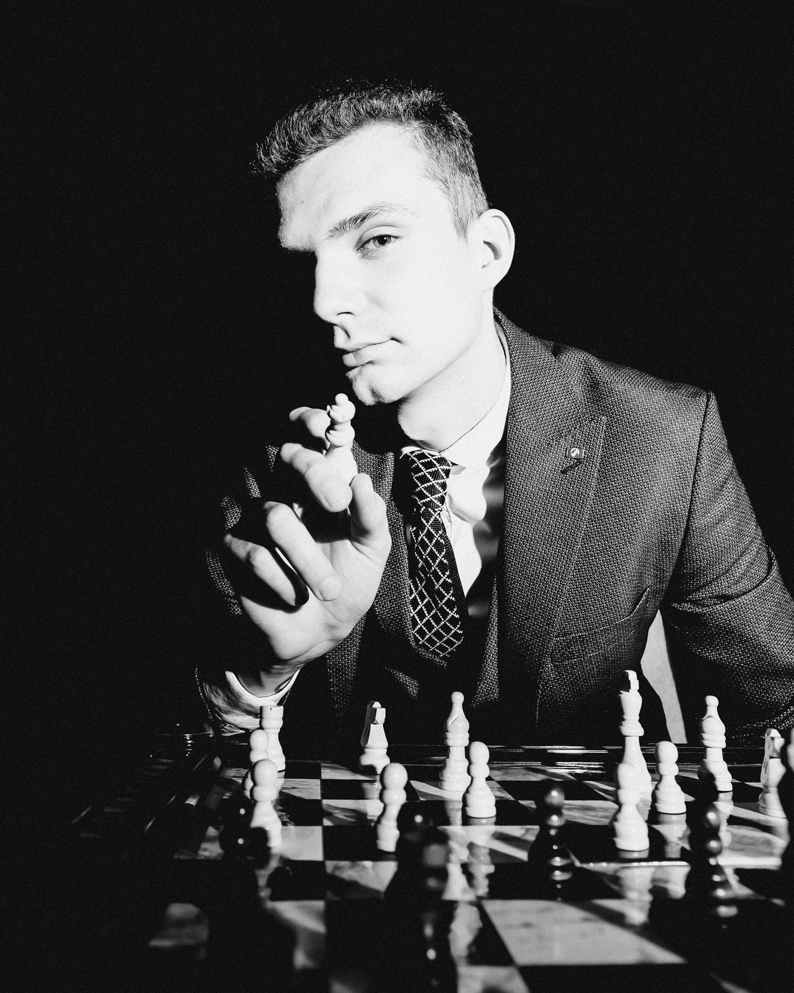 Фотограф Роман Романов — творческий идейный черно-белый портрет с шахматами