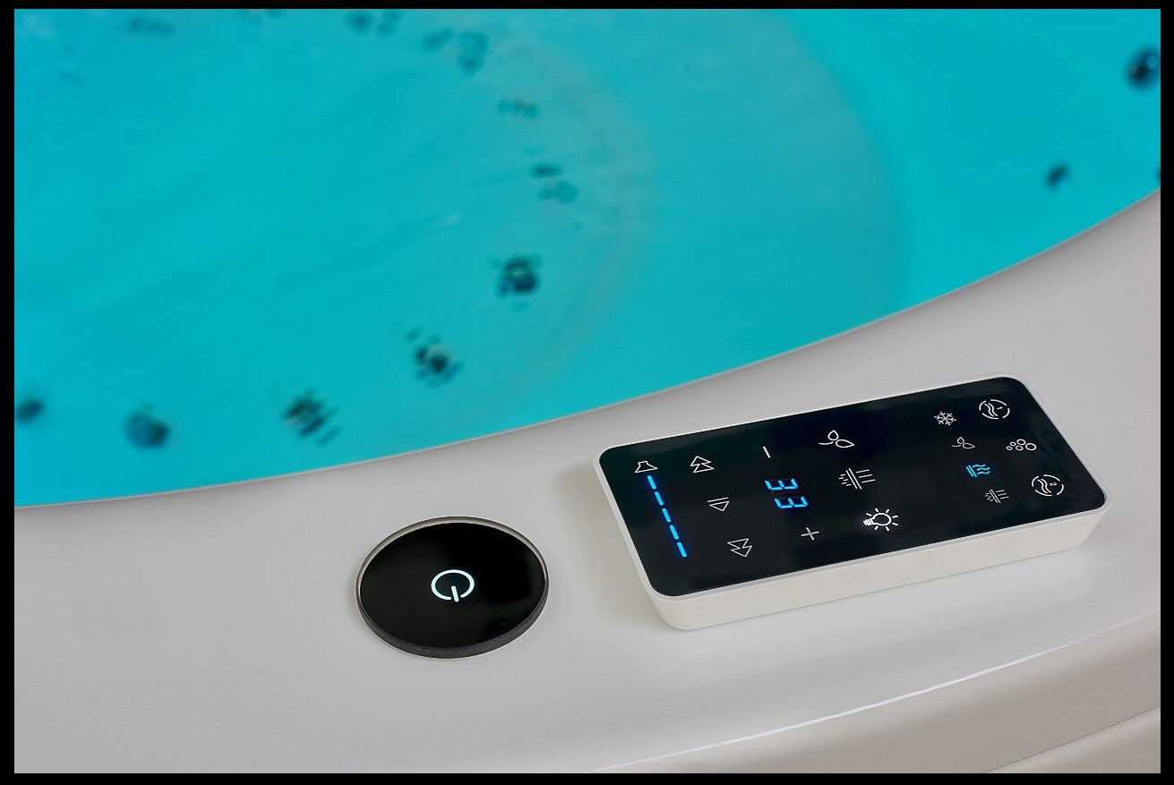сенсорная панель управления гидромассажной системой премиальной ванны крупным планом