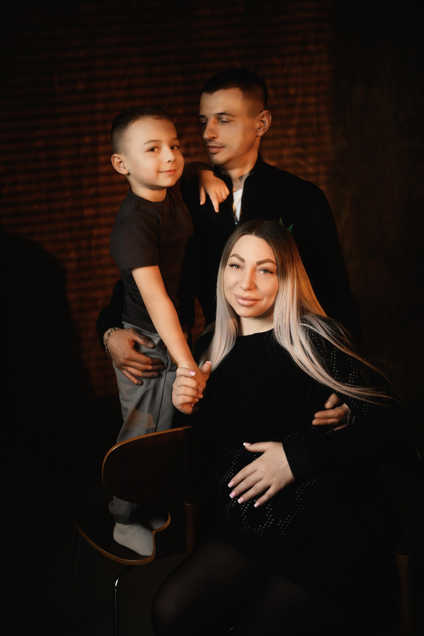 Семейная фотосессия в студии на Камчатке — родители и ребёнок в минималистичном интерьере, естественные эмоции, профессиональная семейная фотография.