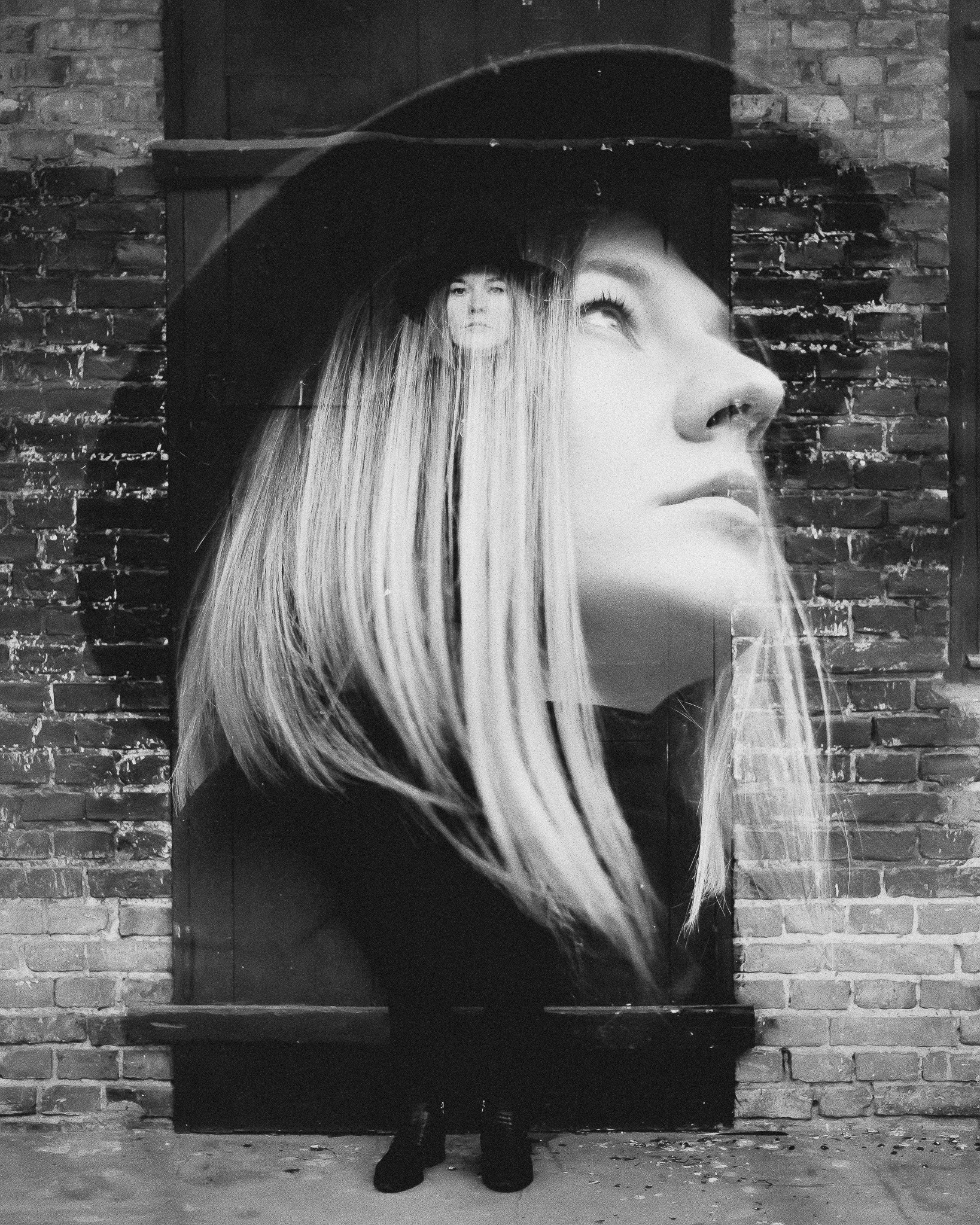 Фотограф Роман Романов — драматический черно-белый портрет на улице девушки в шляпе