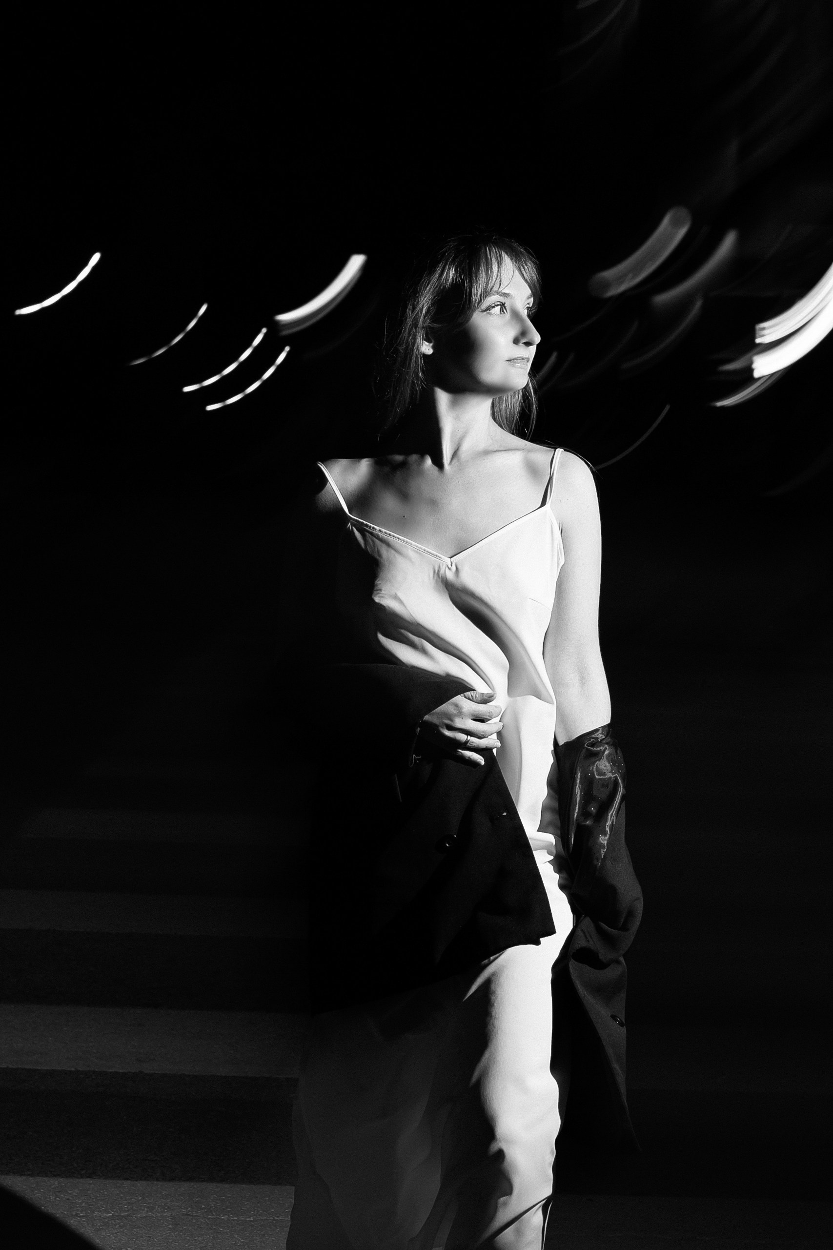 Fashion фотография девушки в белом платье