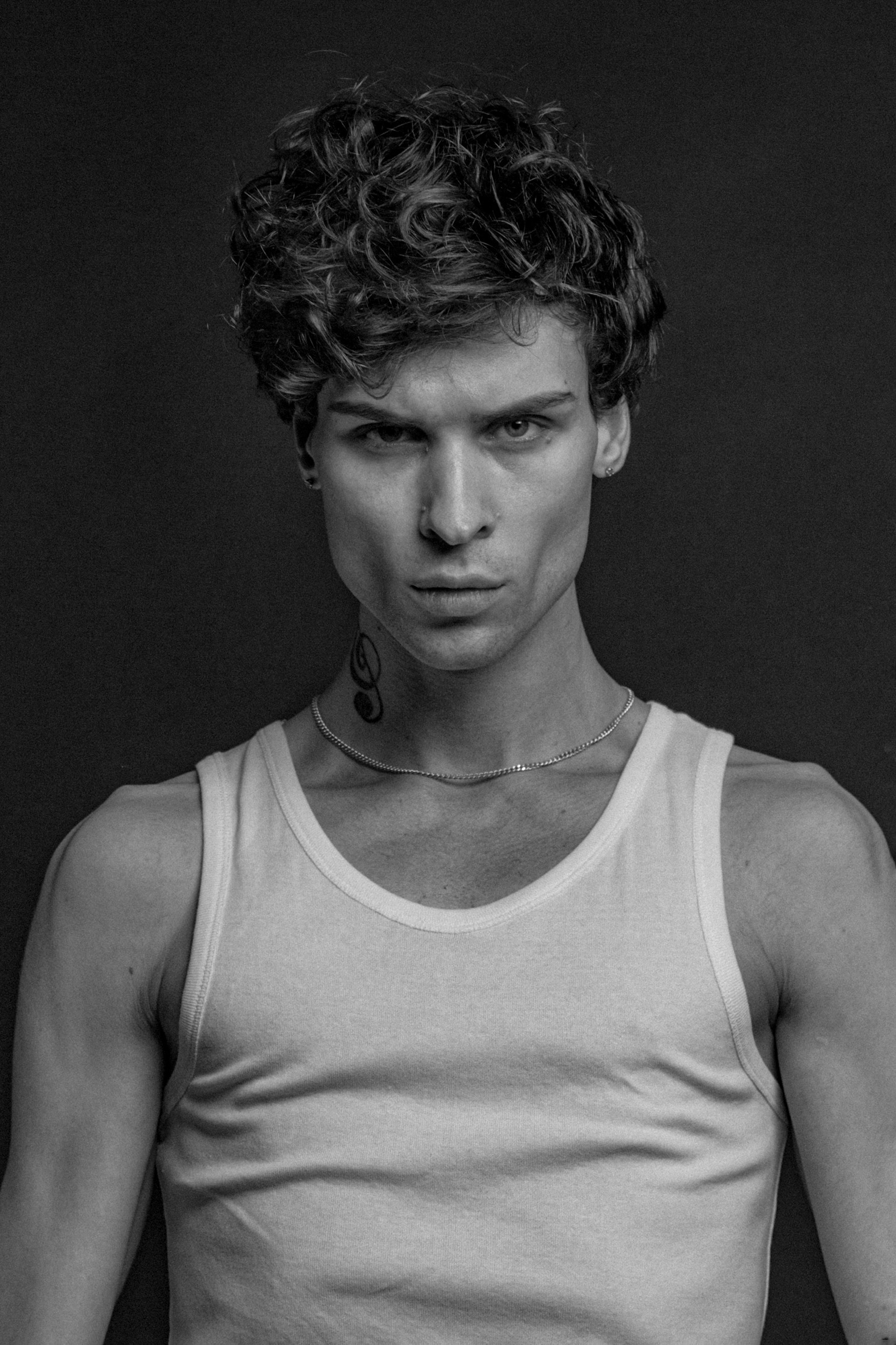 Мужской студийный портрет. Модельное портфолио