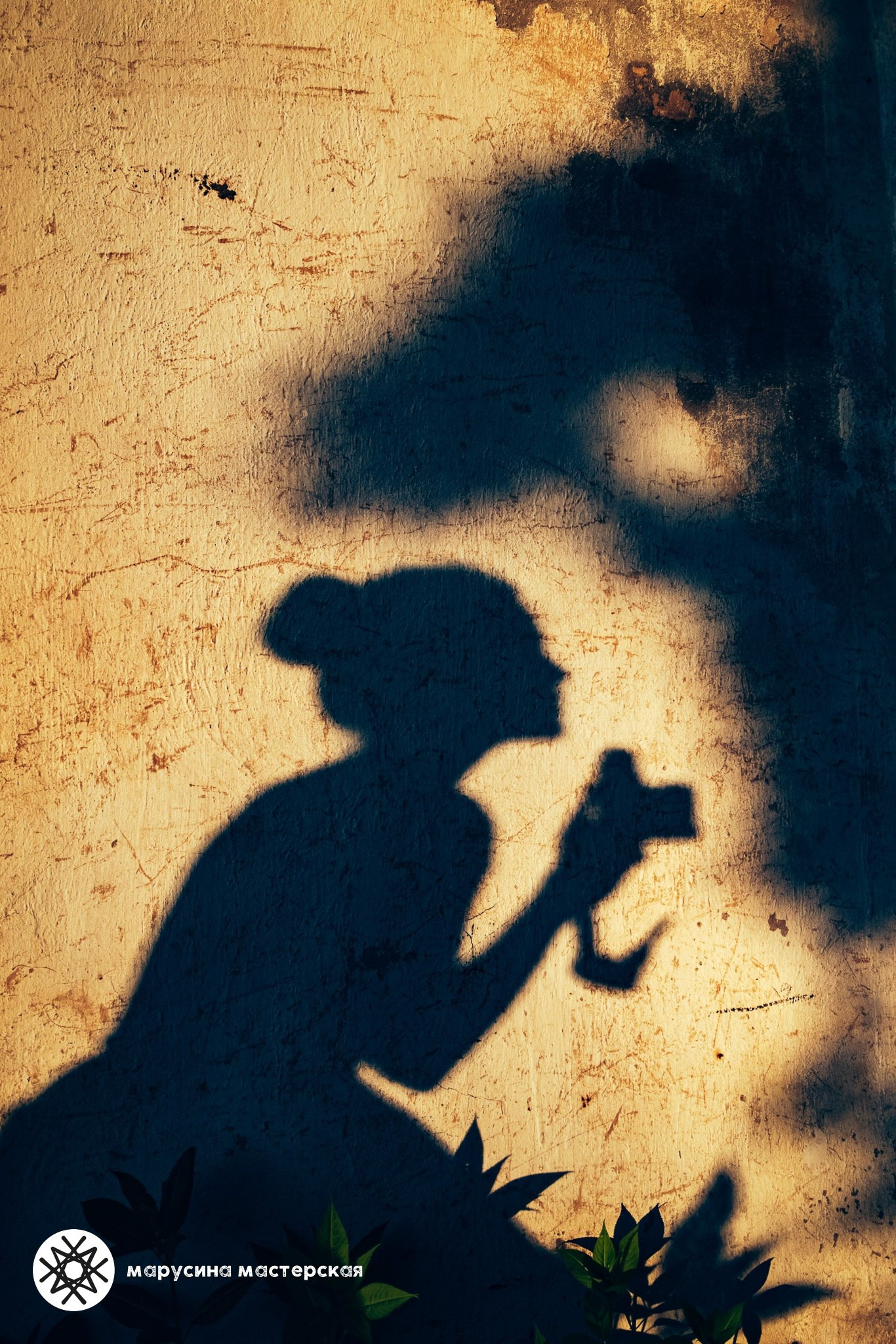 Работа участницы творческой практики — авторская фотография девушки с фотоаппаратом, тени, солнце, лето