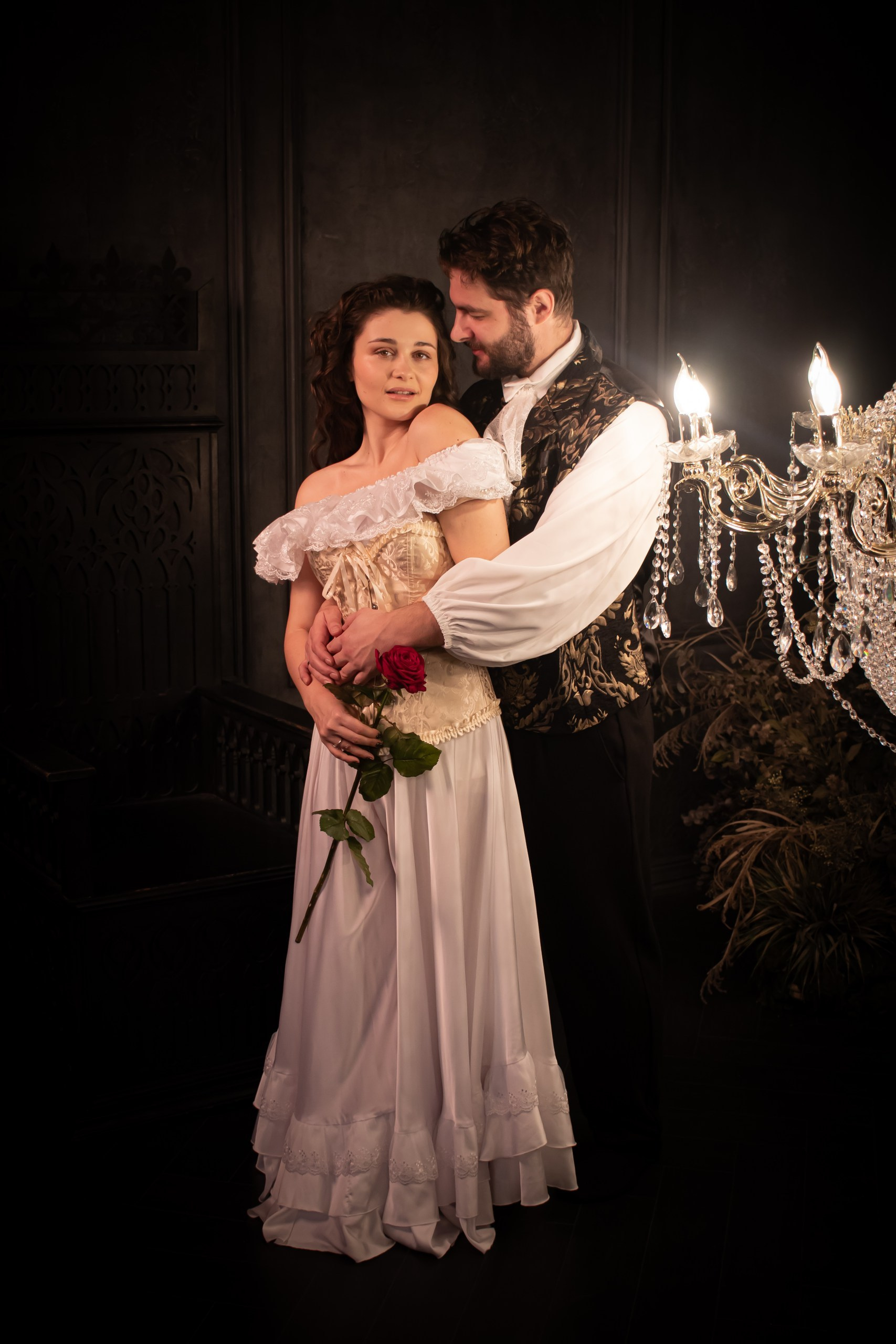 Пара в светлом платье и маске в драматическом свете, Love Story Призрак Оперы, фотограф Карасёва Елена