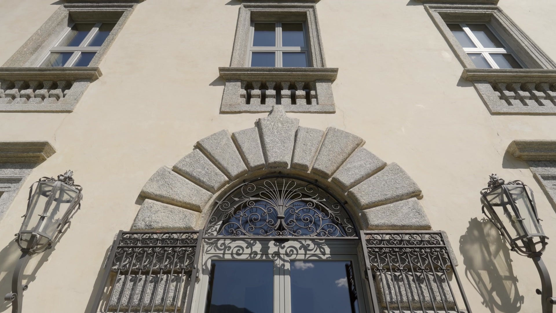 PACKAGES & PRICING. Exclusive Closing Gifts for Top Realtors | Custom House Portraits by Yulia Yurchevskaya