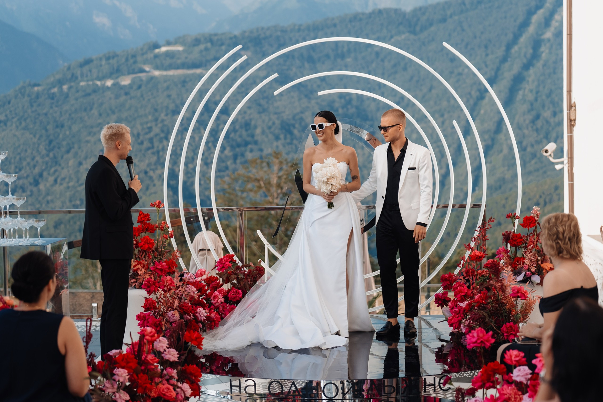 ВЕДУЩИЙ ПАВЕЛ ЕЛОВСКИХ