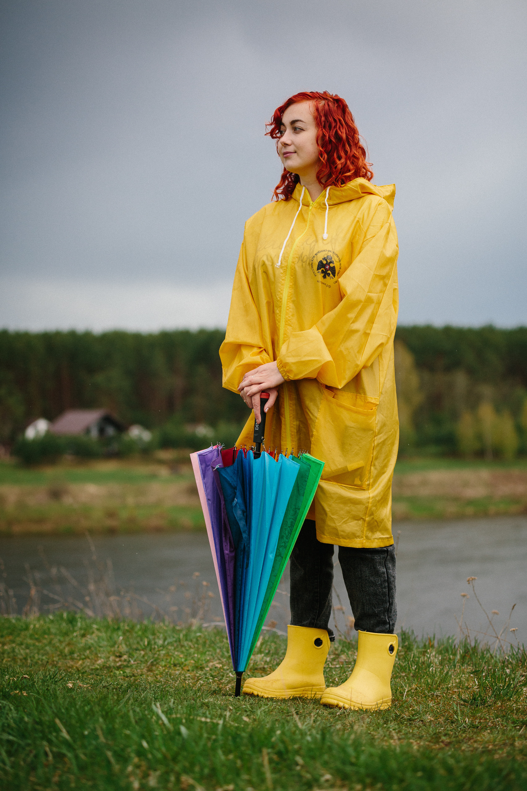 Девушка в желтом дождевике с цветным зонтом