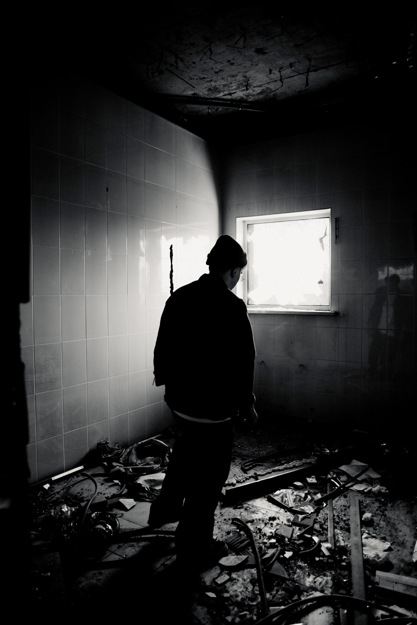 Портрет на заброшке, парень в черном худи, индастриал стиль