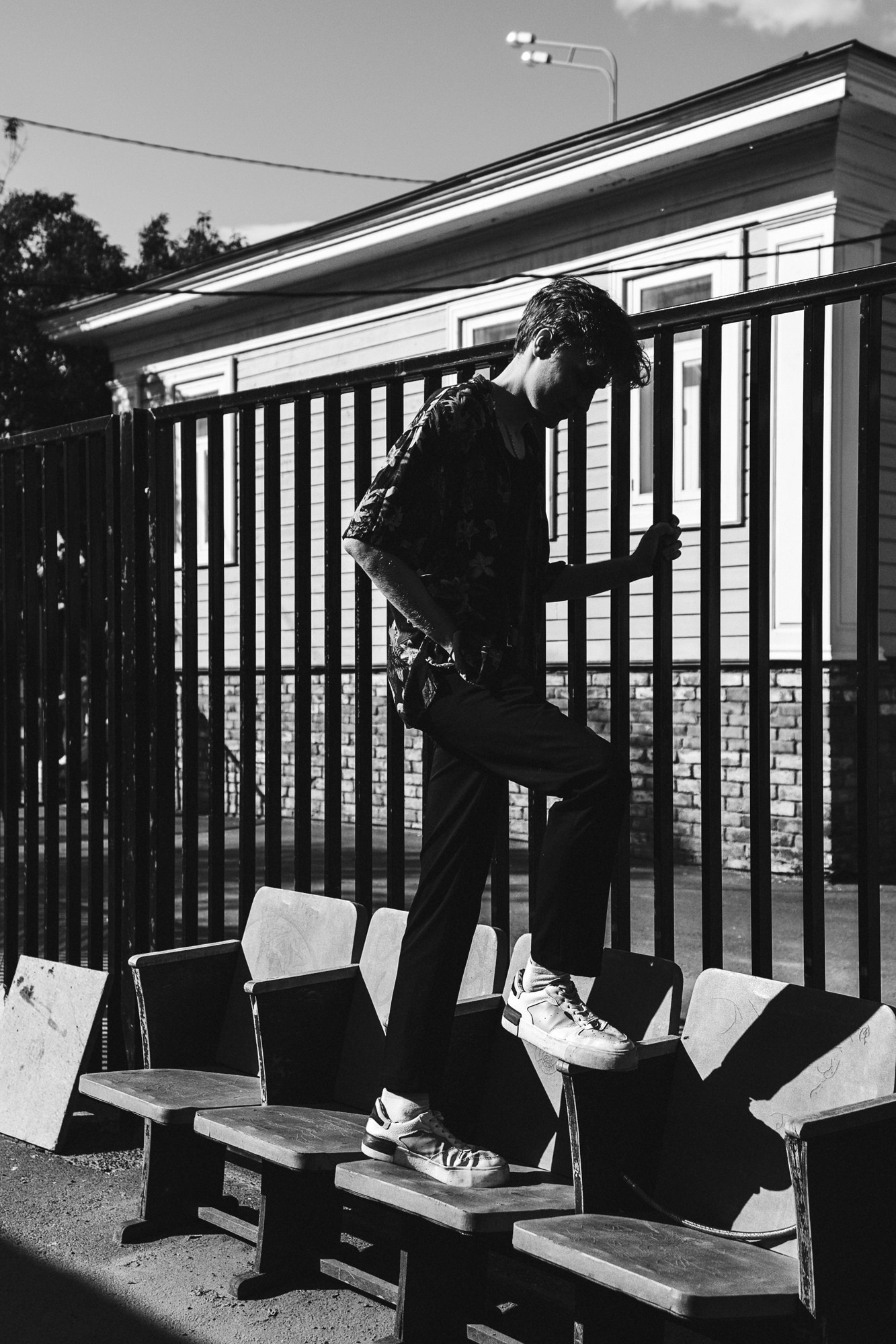 Стрит-фотосессия в Тюмени — Surf Coffee, Бар Двор. Портретный фотограф Тюмень Дарья Мустафина