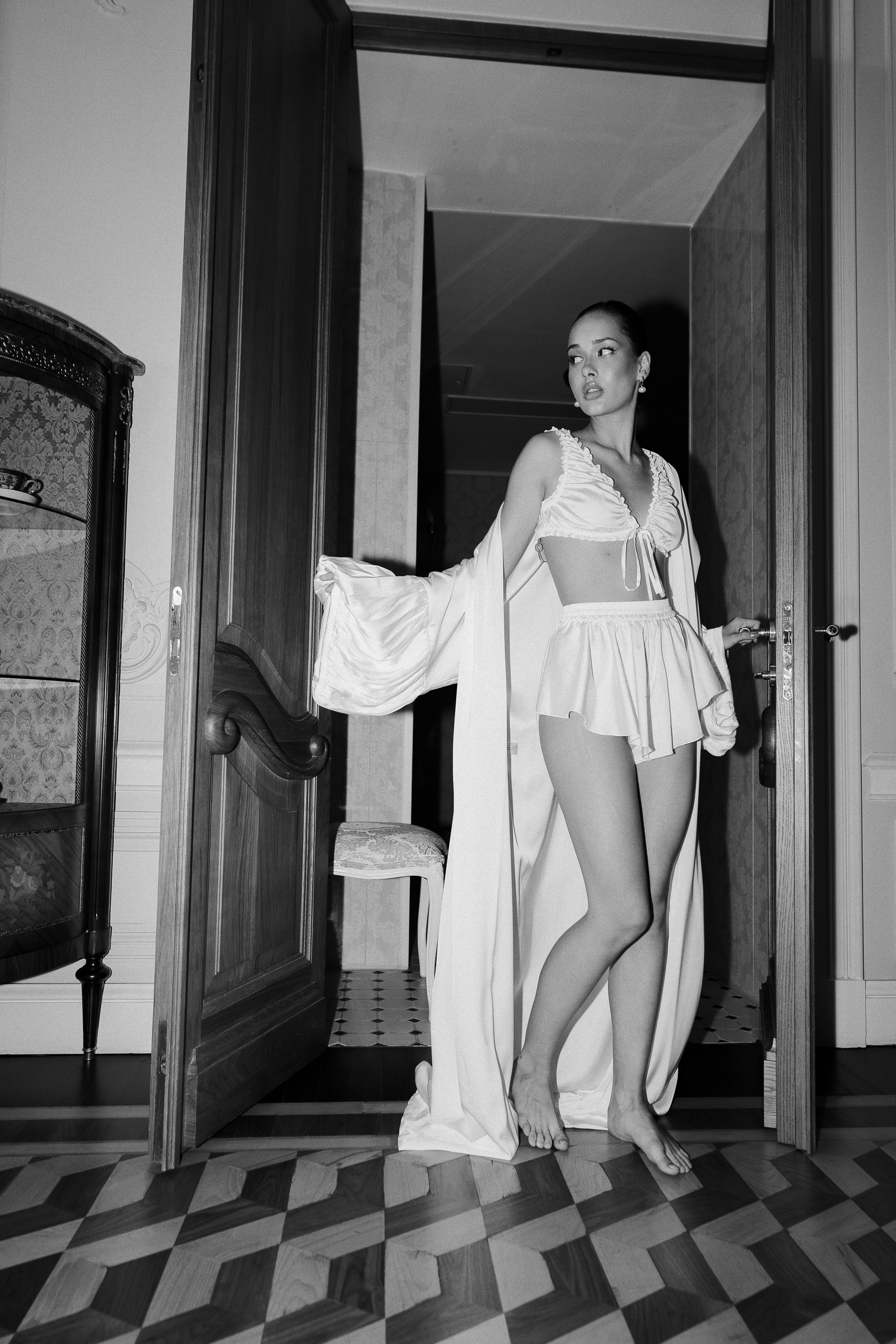 Невеста идёт по коридору Trezzini Palace Hotel — чёрно-белая свадебная съёмка в Петербурге