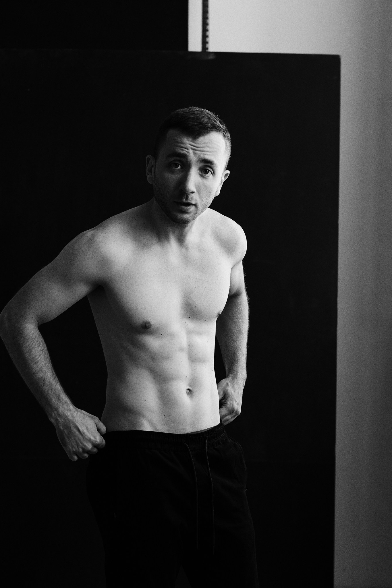 Черно-белое фото мужчины с акцентом на рельеф мышц. Фотограф Дарья Мустафина.