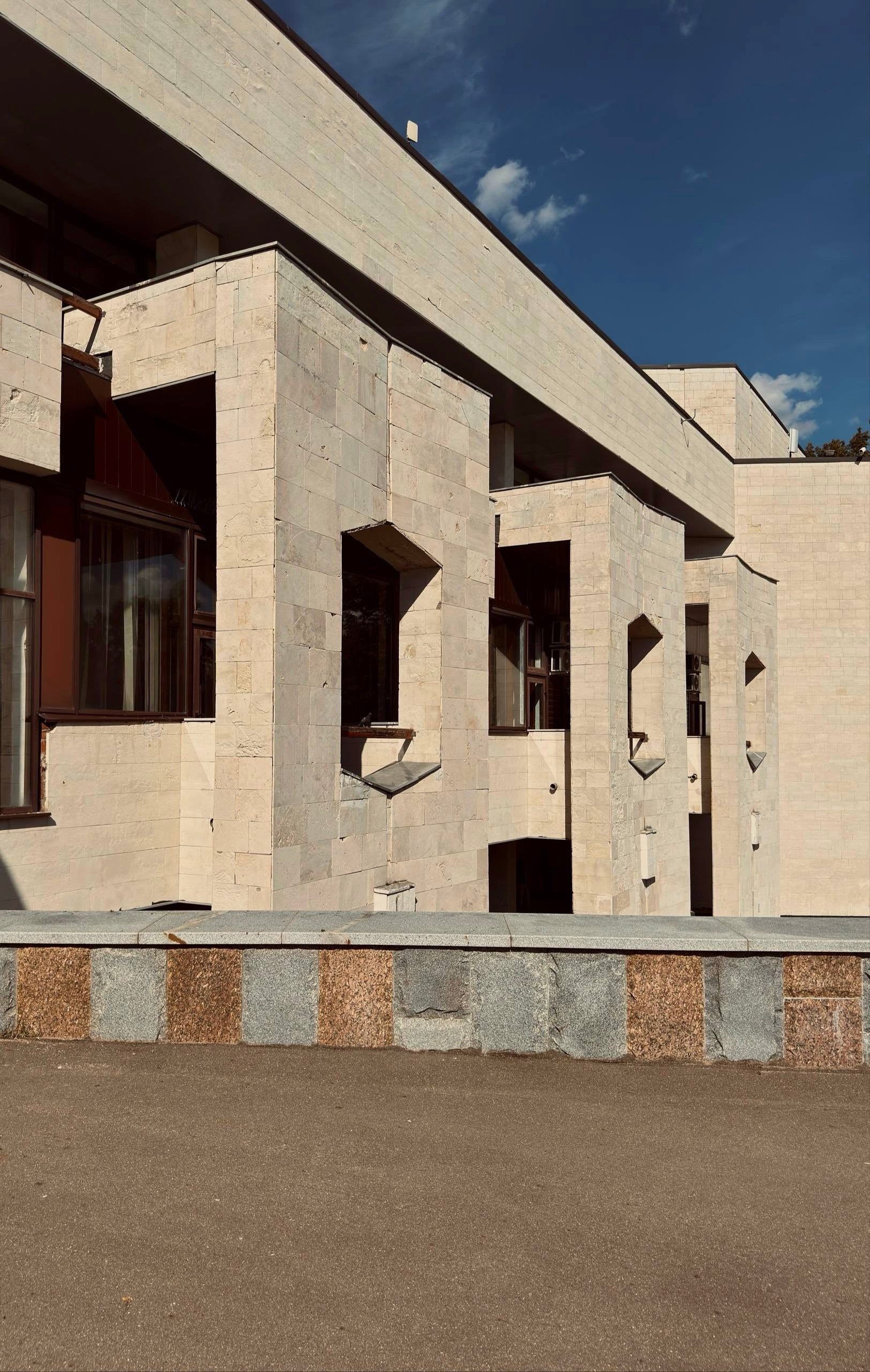Это не локация. Это геометрия, которая делает кадр вместо тебя. Фотограф видеограф в Москве и Московской области Саша Секрет