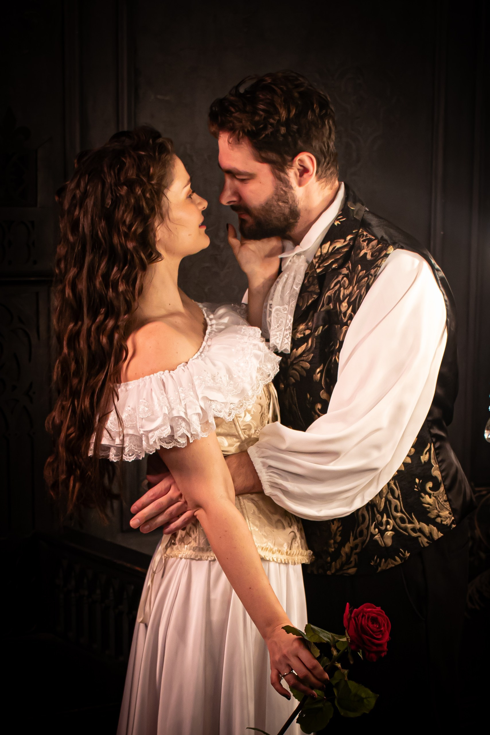 Портрет пары с красной розой, атмосферная Love Story в театральном стиле, фотограф Карасёва Елена