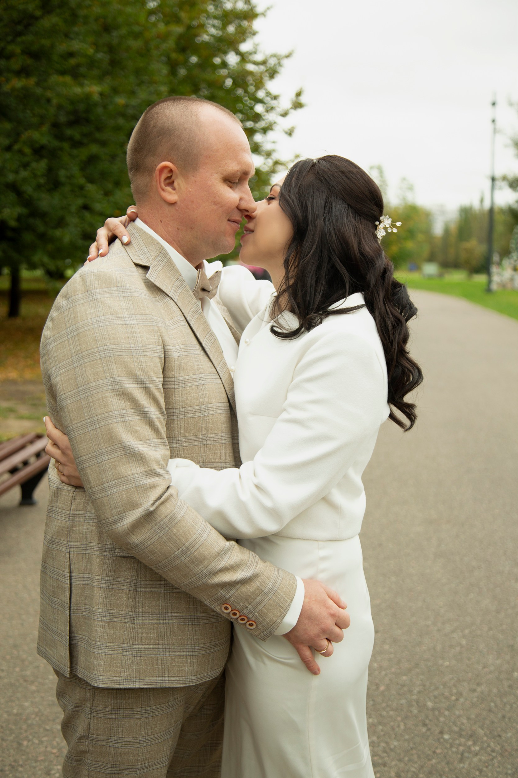 Свадебная фотосессия бракосочетания во Дворце Алексея Михайловича в Коломенском в Москве для Ирины и Андрея. Фотосессия в студии в Москве от профессионального фотографа услуги по доступным ценам