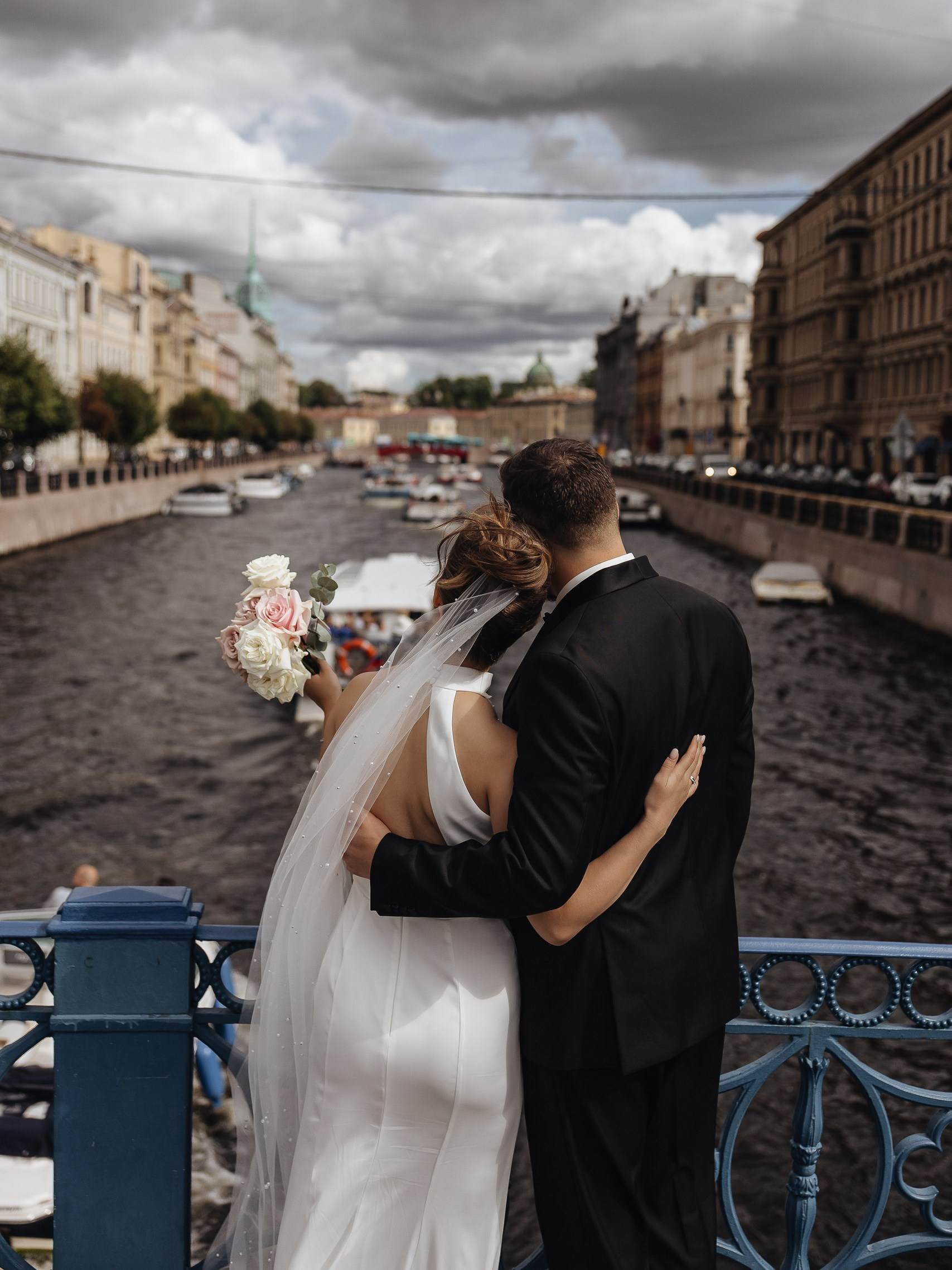 Свадебная фотосессия у Исаакиевского собора в СПб. Исаакиевская площадь, Синий мост, Мариинский дворец, особняк Демидова и виды на собор из сквера — классические локации для элегантной съёмки