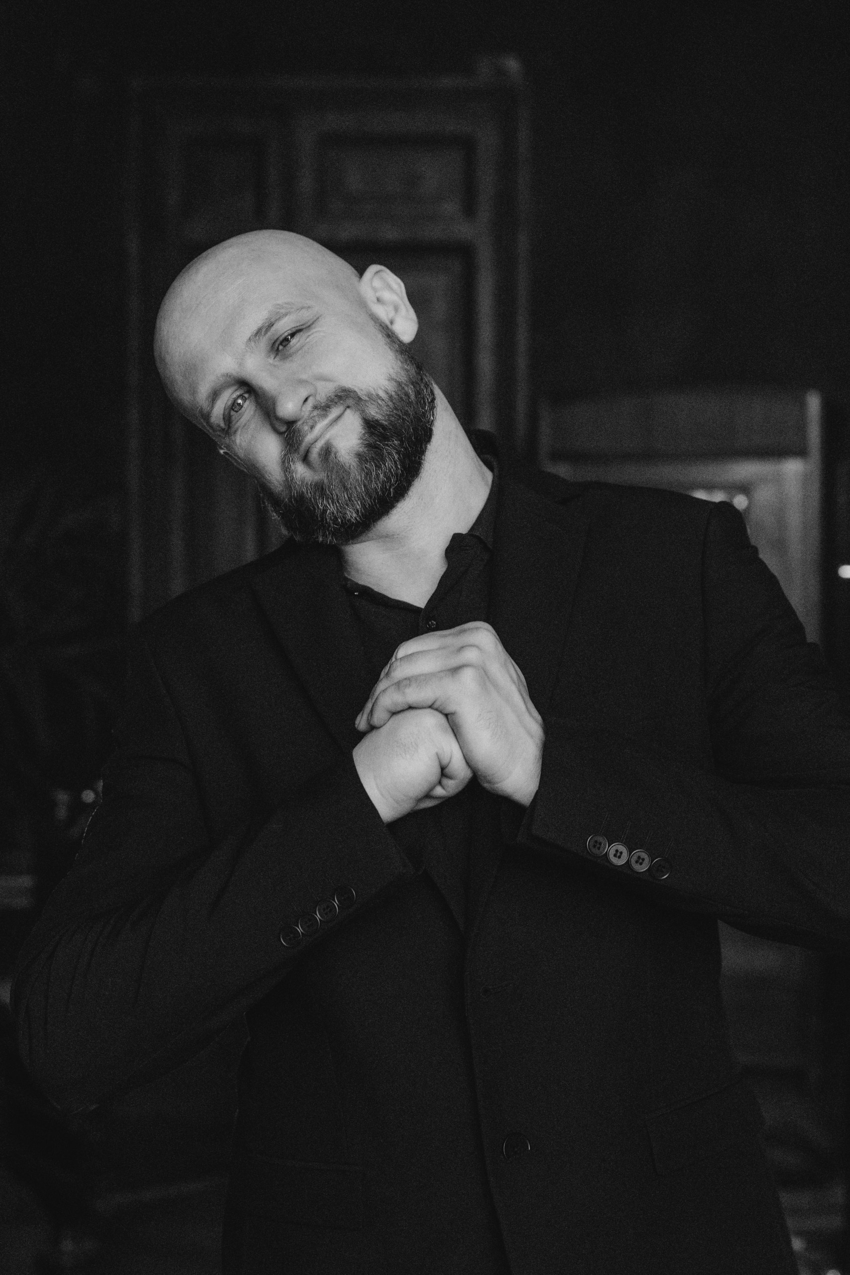 Креативная интерьерная фотосъемка для портала экспертов, мужчина сидит на полу для оформления профессионального блога, спб.