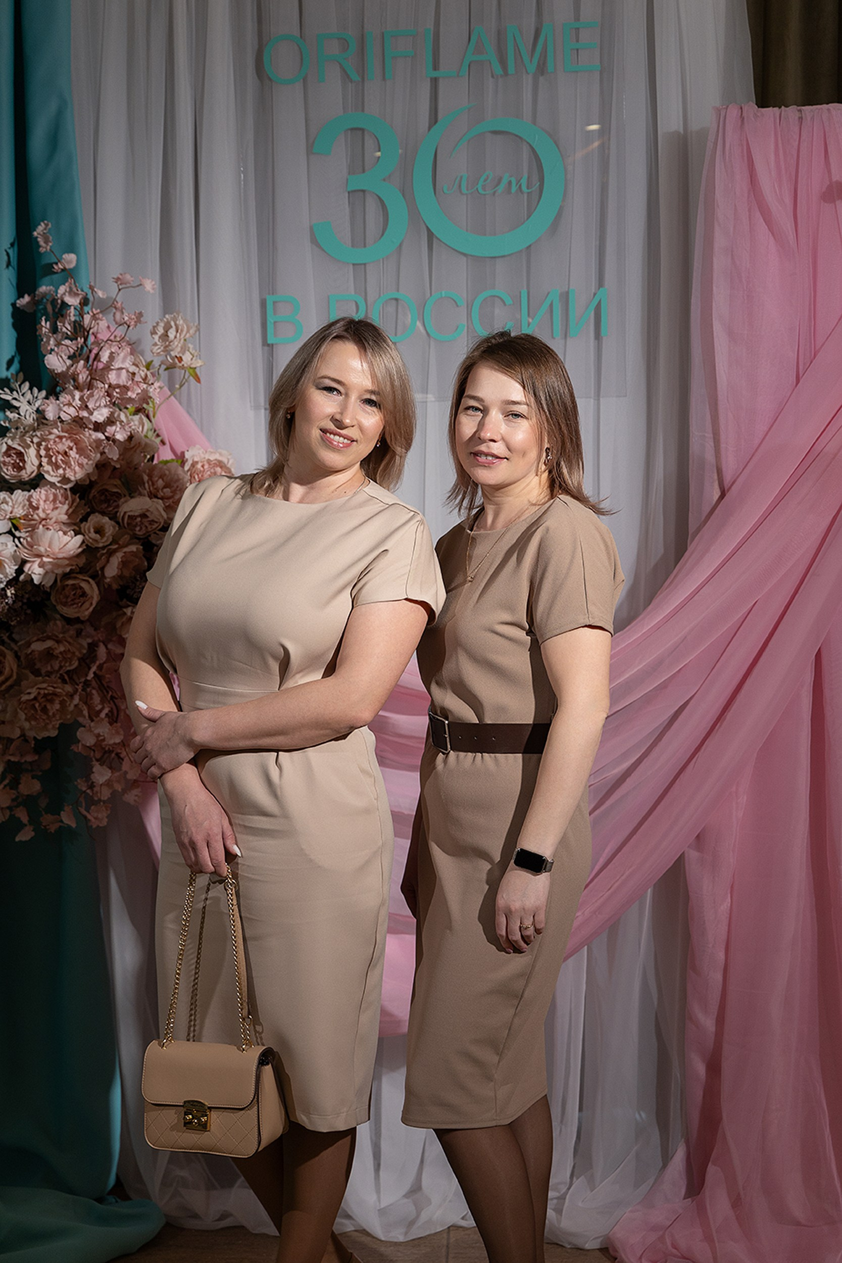 Постановочная фотосъемка у банера на мероприятии