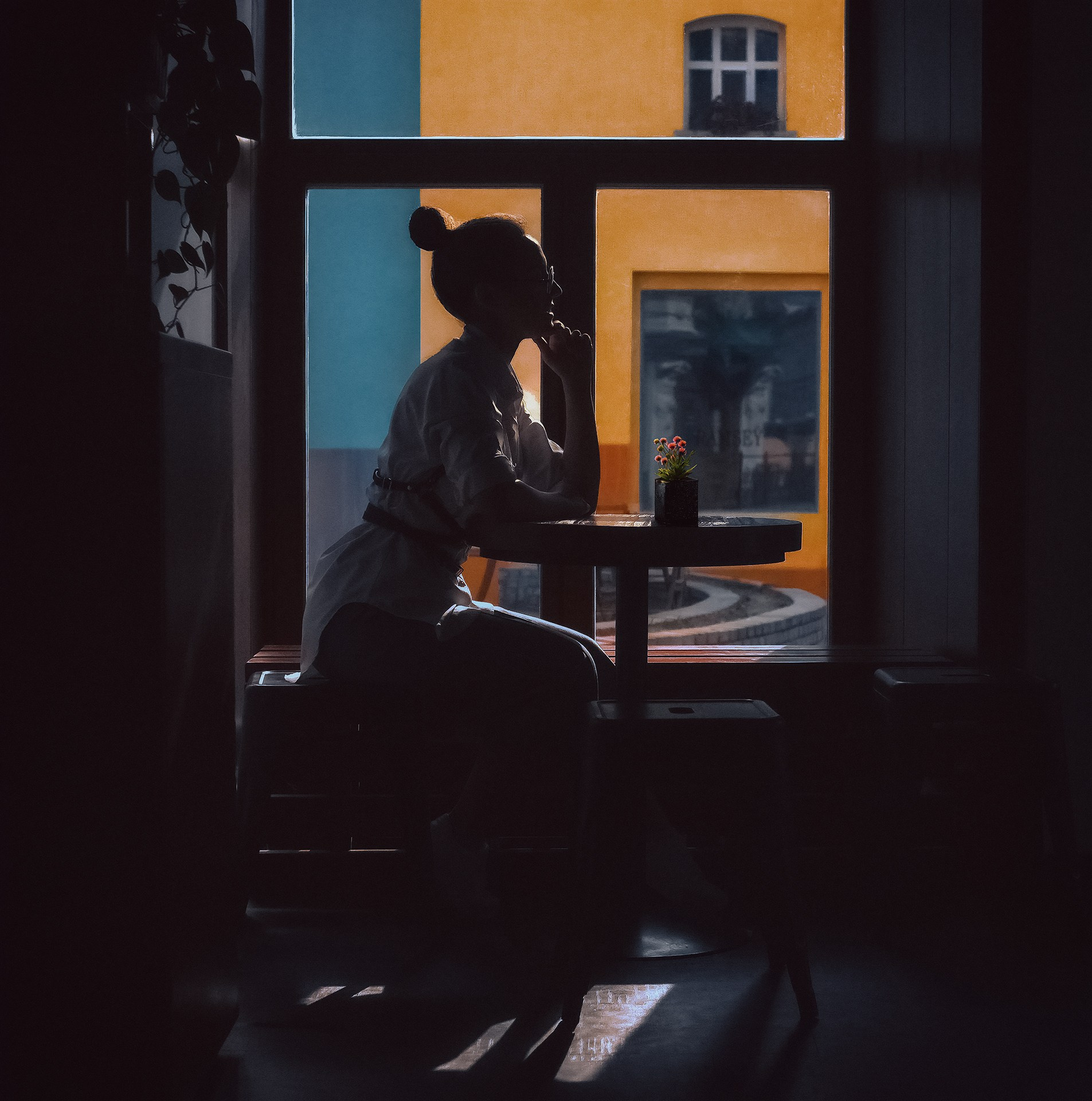 Молодая девушка сидит в кофейне летом, съемка в темном ключе Казань