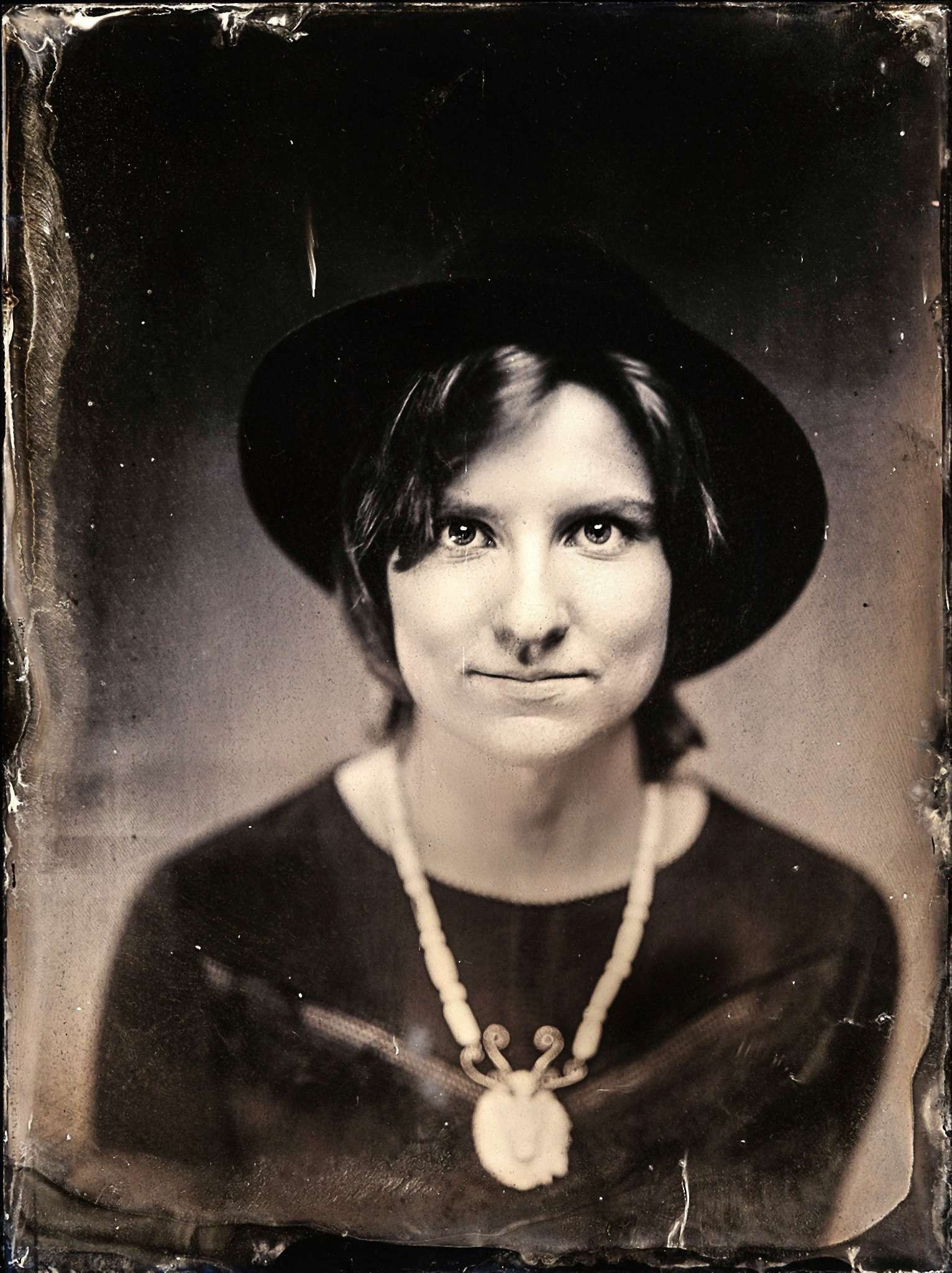 Амбротип молодой девушки в шляпе на стеклянной пластине.