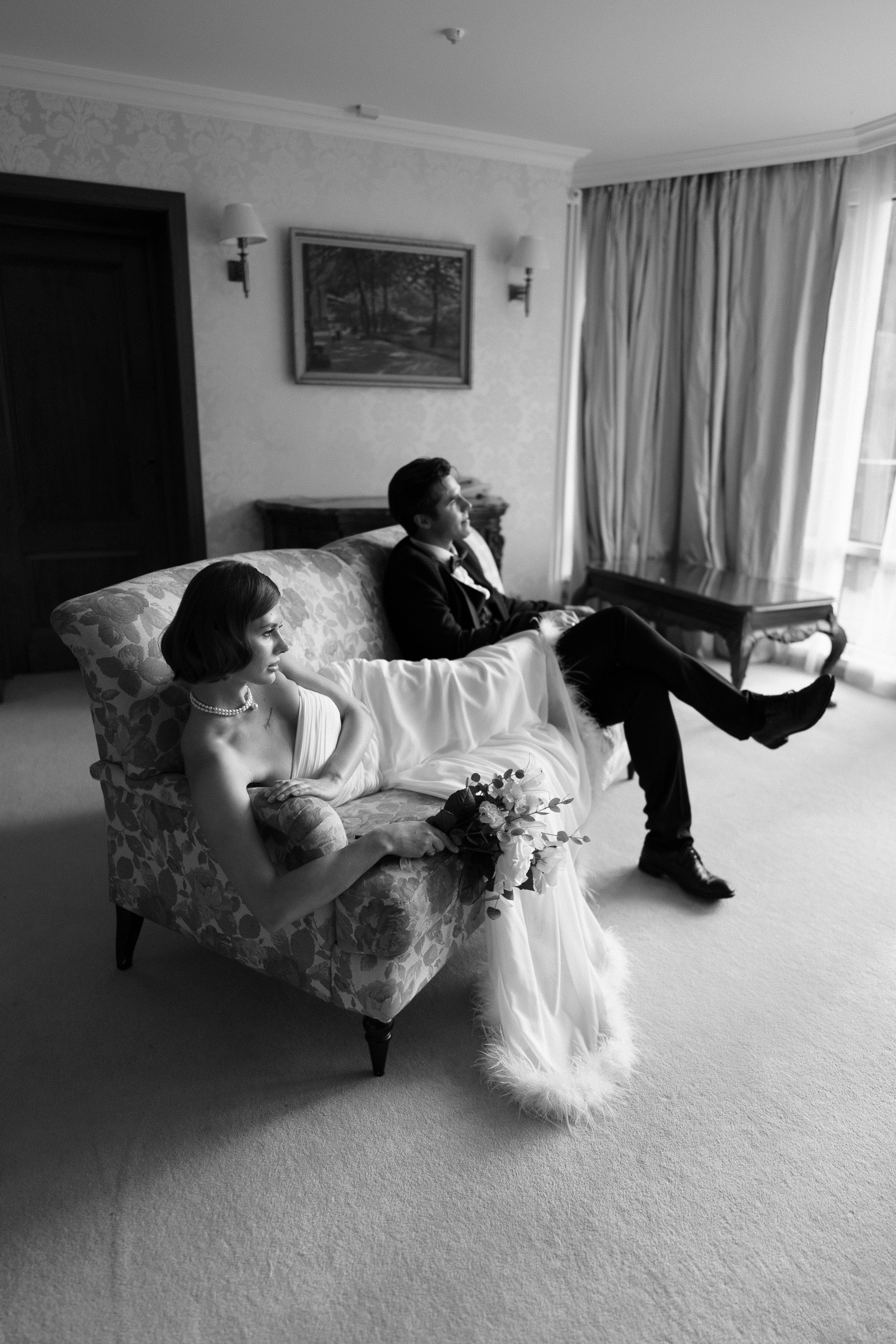 Пара на диване — чёрно-белая свадебная съёмка в отеле «Скандинавия»