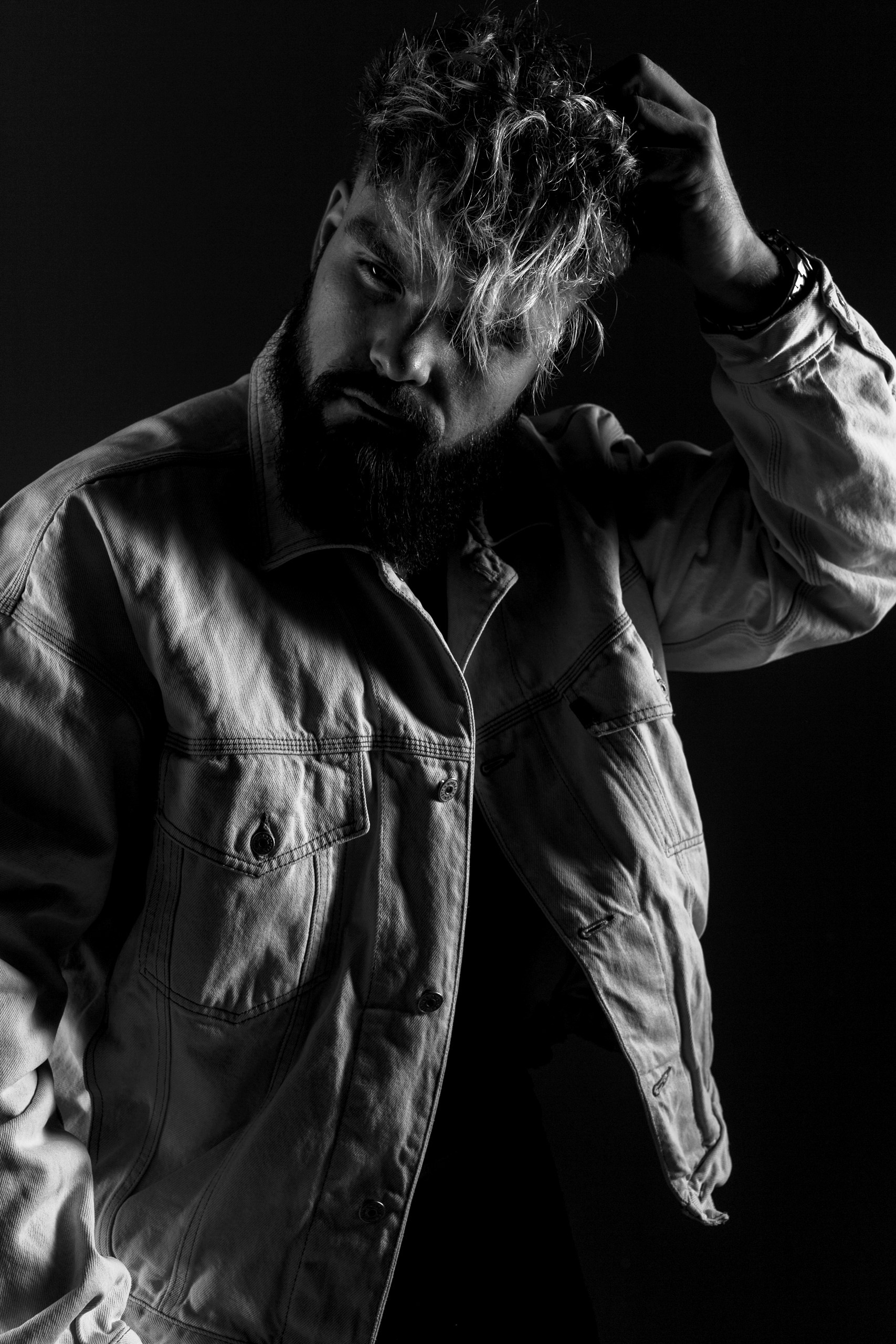 Мужчина в позе «сцепленные руки перед собой», виден рельеф бицепсов и трицепсов — съемка для тех, кто тренируется, Минск