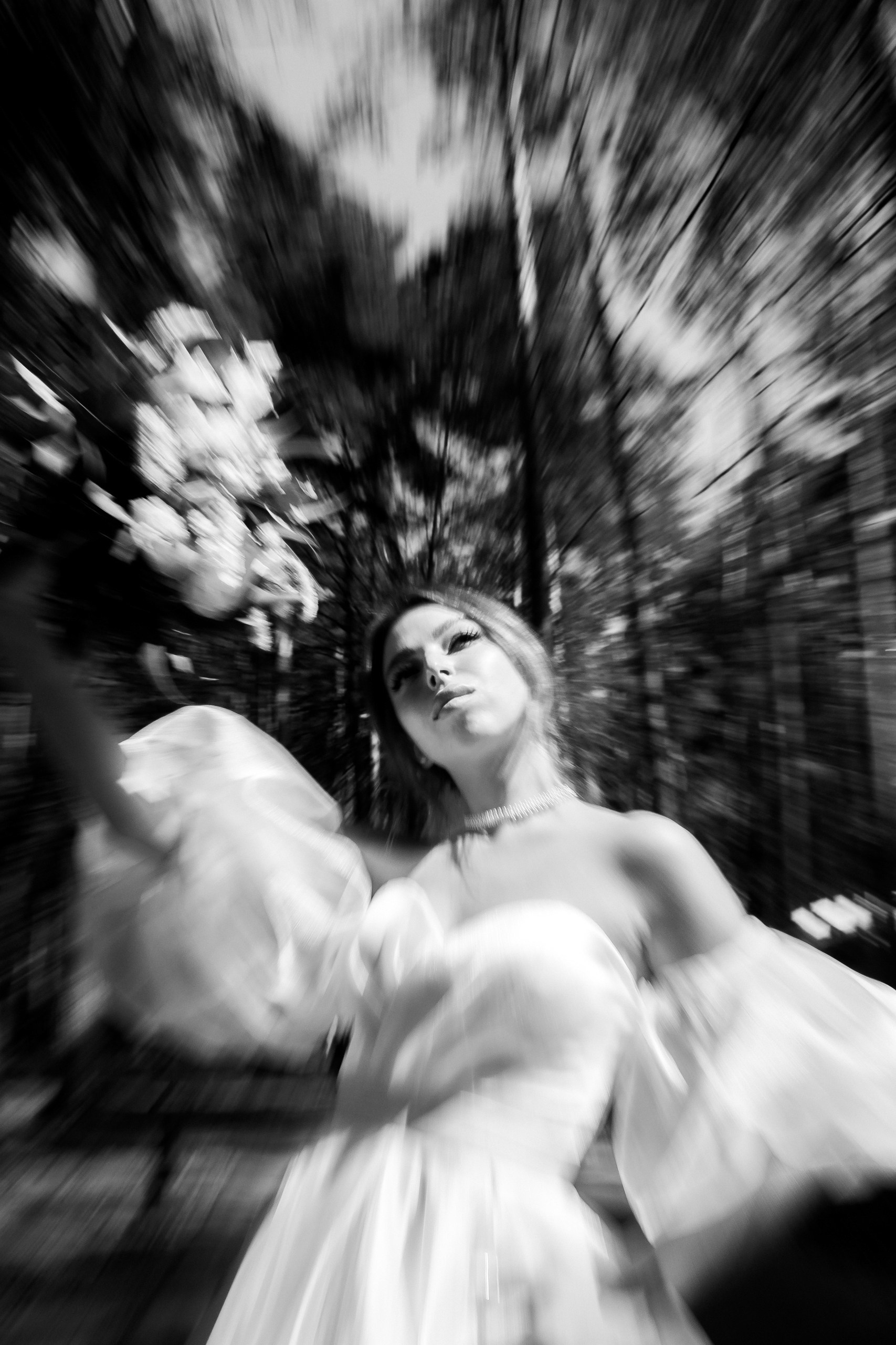 Стильная, дерзкая современная невеста позирует в лесу