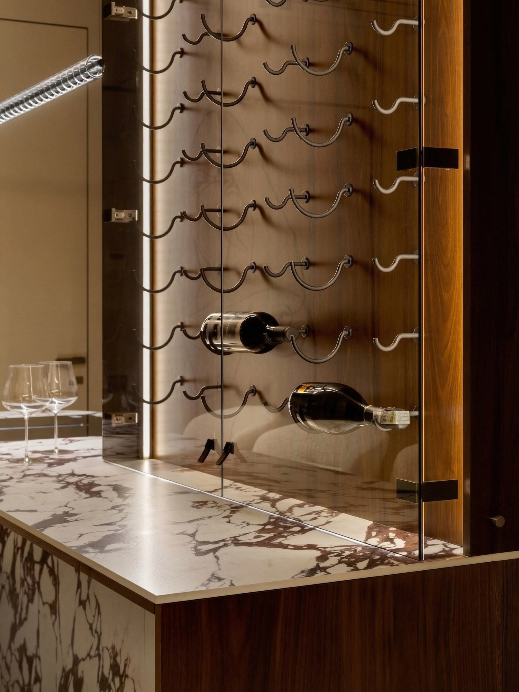 Детальный план винной витрины и кухонного острова в квартире 85 м² от Валерии Котович: натуральный камень, дерево, тонированное стекло и акцентная подсветка.